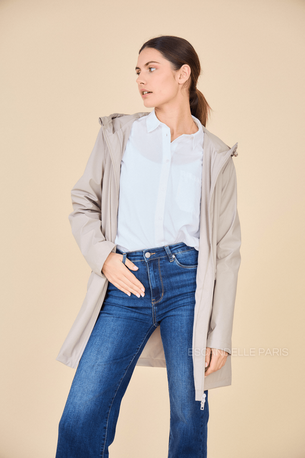 SILOÉ - Imperméable Beige - Escandelle (Vue de face - portrait - imperméable zip ouvert)
#couleur_beige