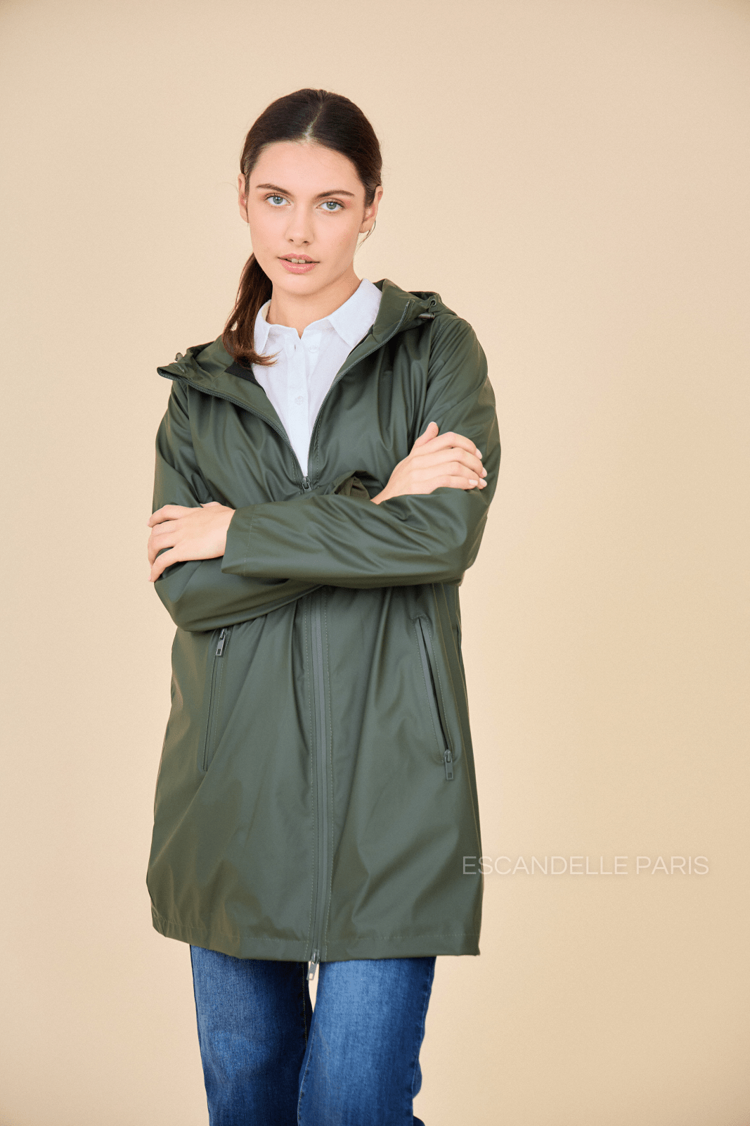 SILOÉ - Imperméable Kaki - Escandelle (Vue de face - portrait - imperméable zip ouvert)
#couleur_kaki