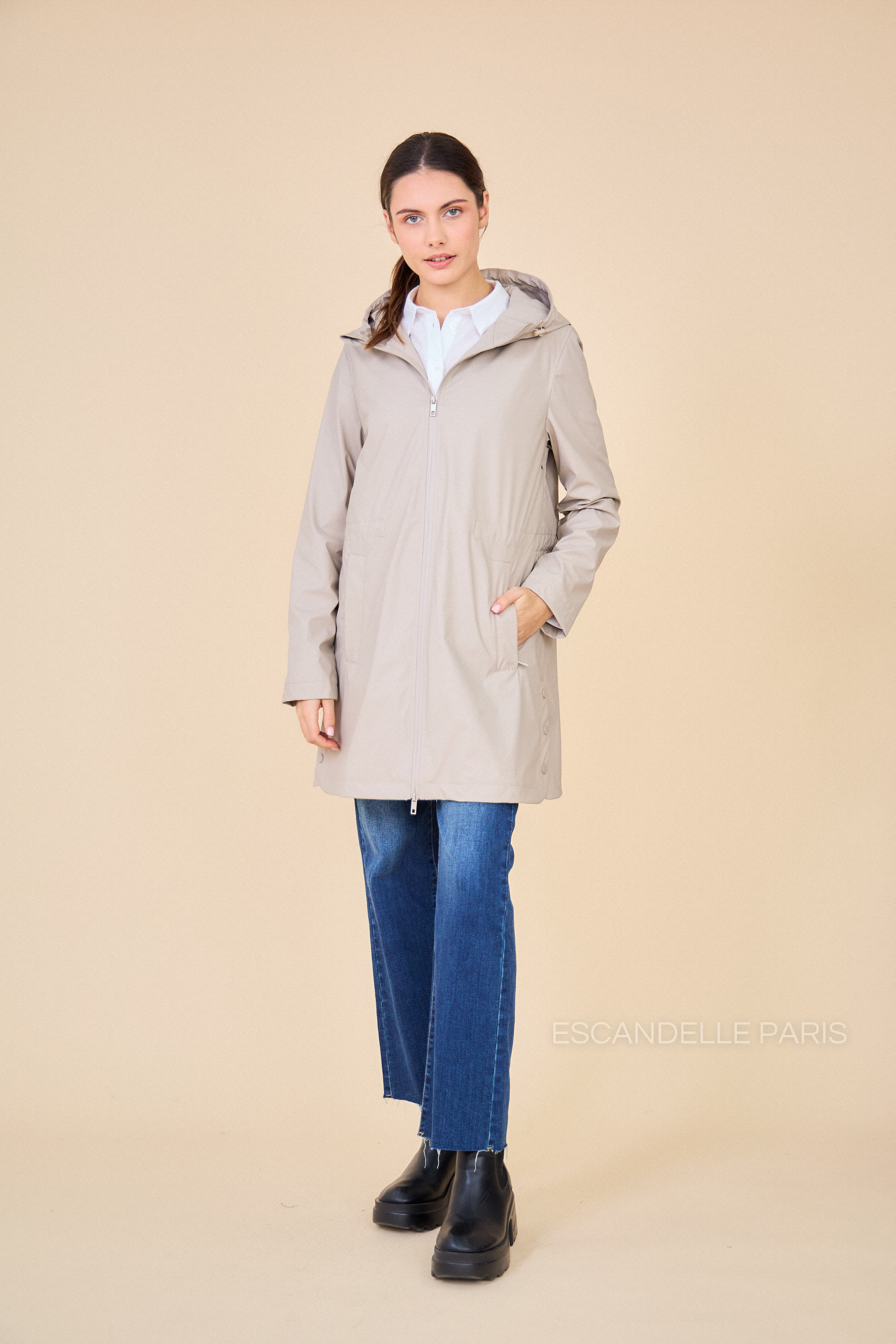 parka imperméable évasée avec élastique ajustable, devant. veste avec poches et capuche à cordon. Shop the look avec la chemise blanche unie 4509
#couleur_beige