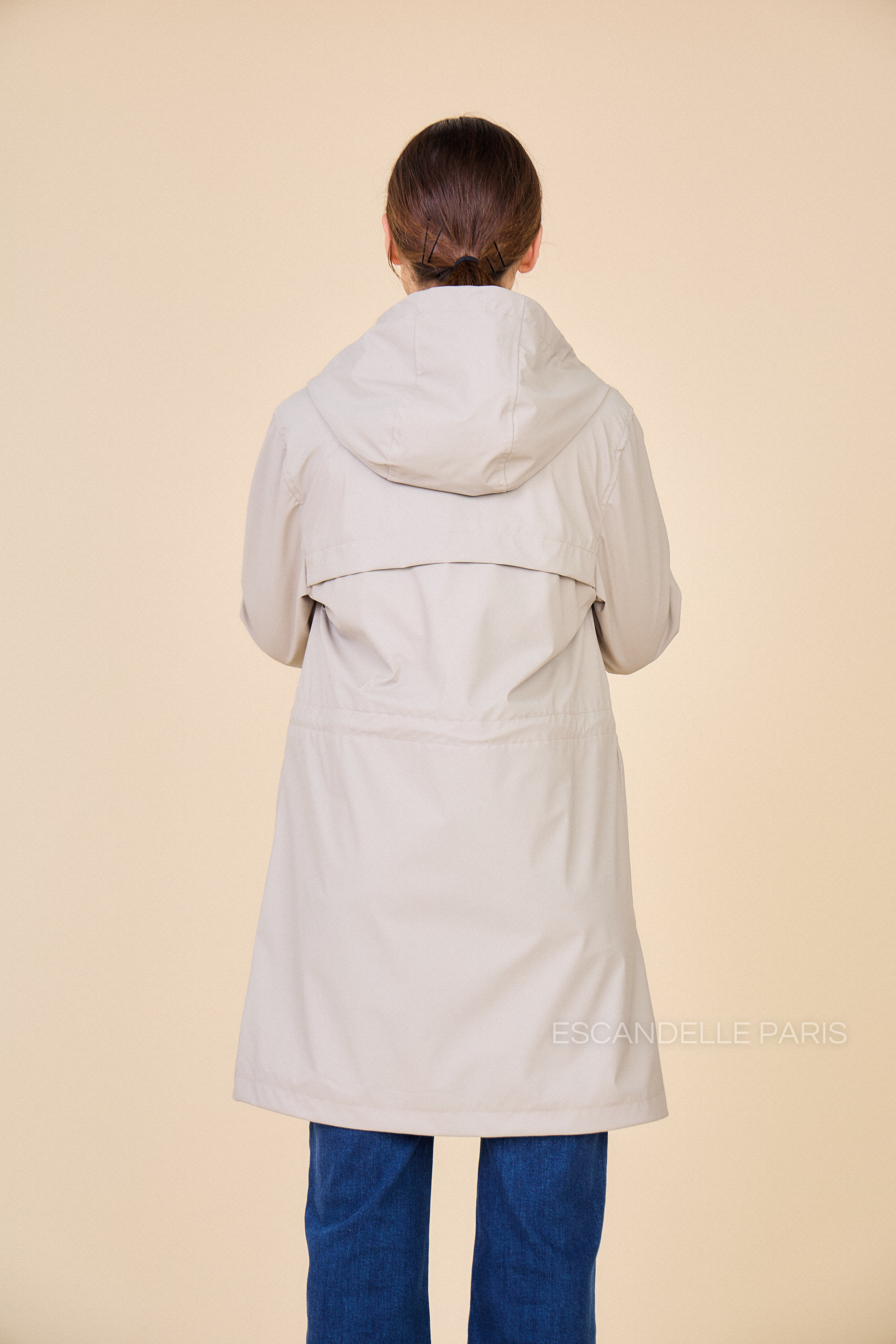 parka imperméable cintré à la taille par un élastique ajustable, dos avec empiècement. Capuche à cordons #couleur_beige