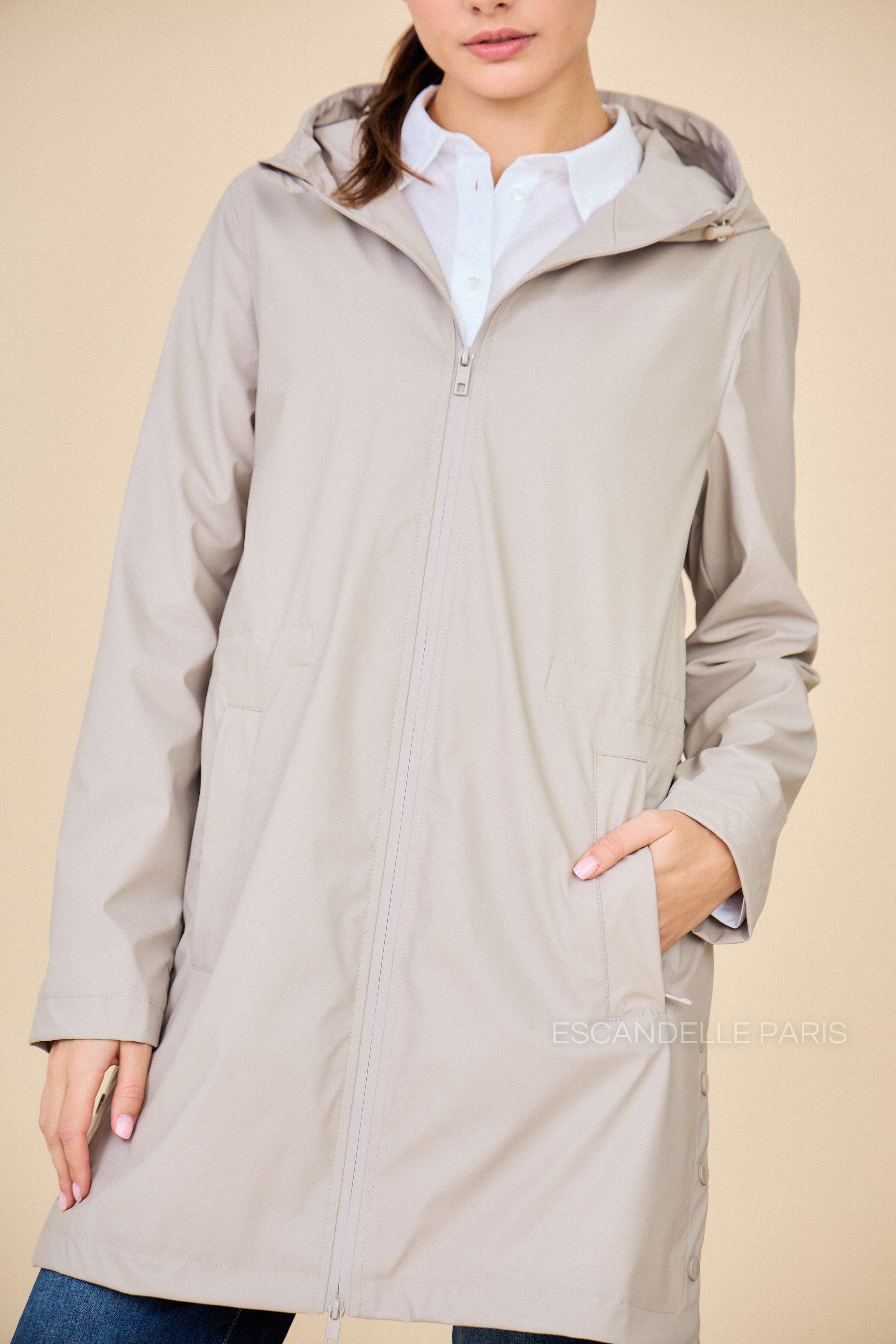 parka imperméable évasée avec élastique ajustable, zoom devant. veste avec poches et capuche à cordon. Shop the look avec la chemise blanche unie 4509
#couleur_beige