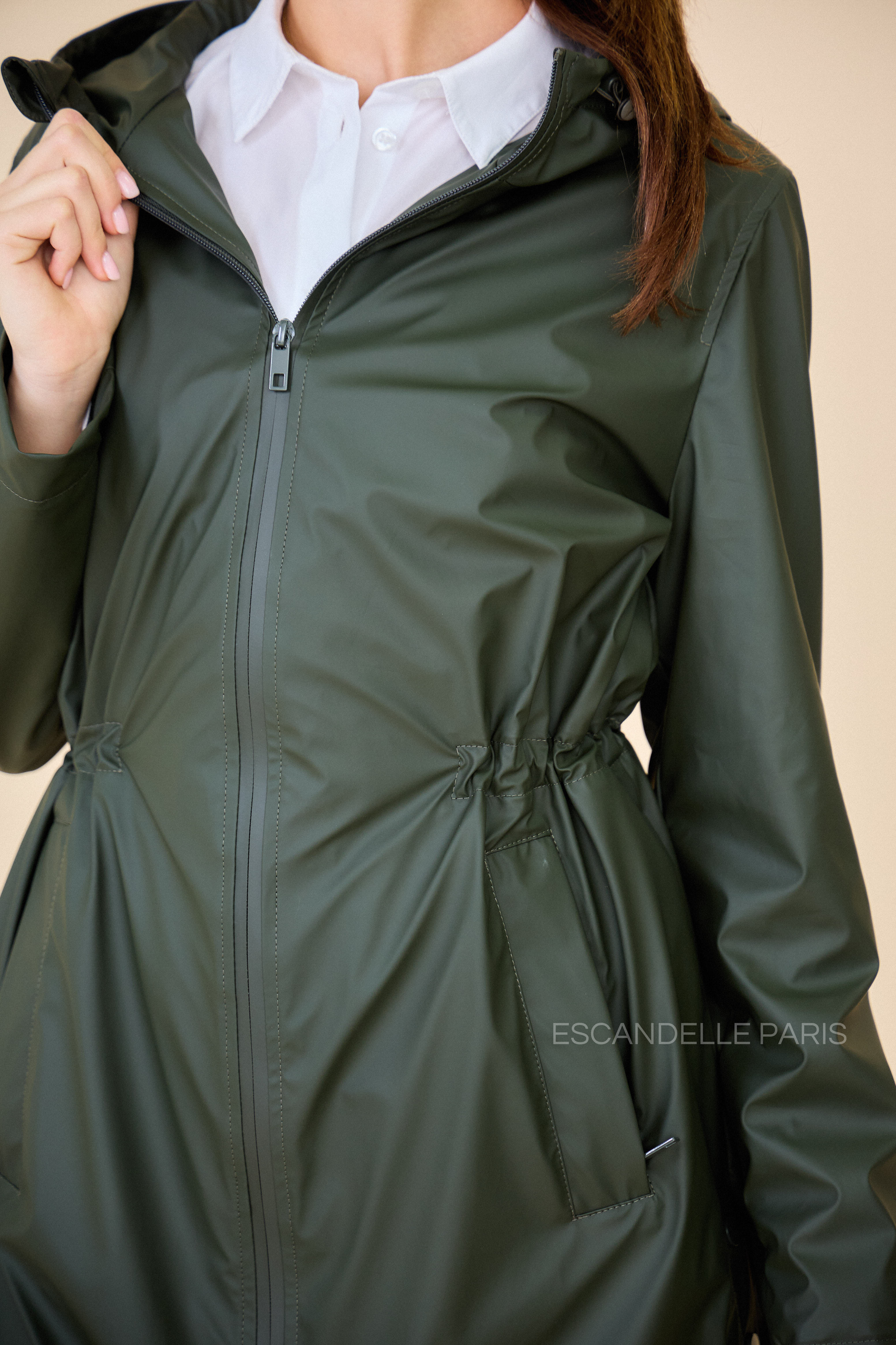 parka imperméable cintré à la taille par un élastique. Zoom #couleur_kaki