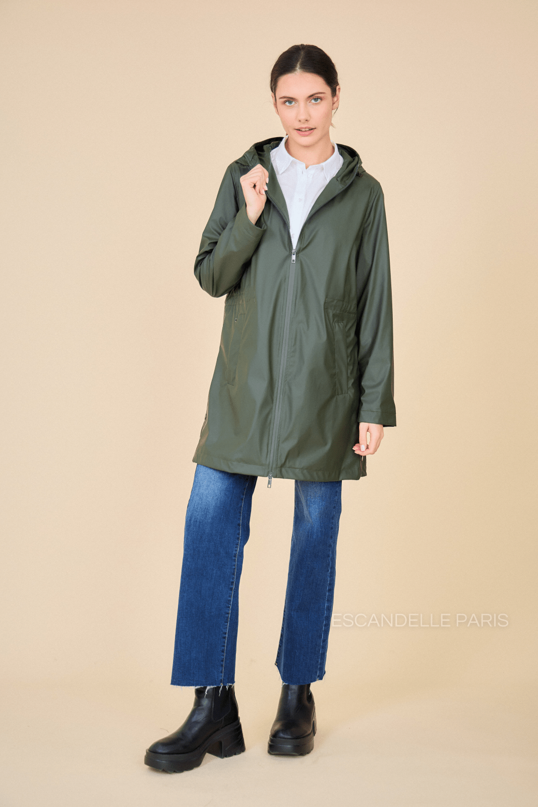 MARGOT - Imperméable Kaki - Escandelle (Vue de face - silhouette entière)
#couleur_kaki