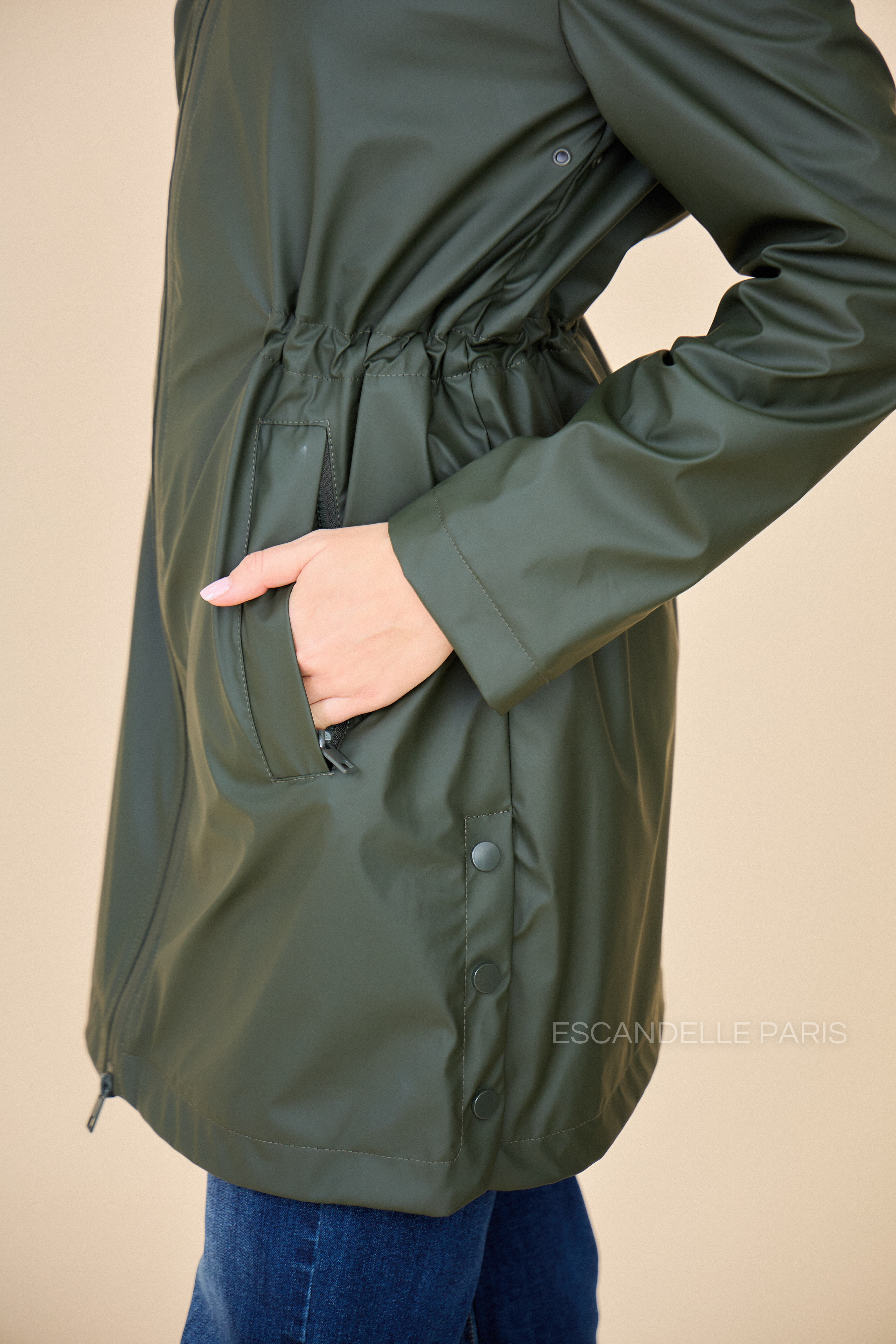 parka imperméable cintré à la taille par un élastique ajustable, zoom poche et côté bas à fentes et boutons pressions #couleur_kaki