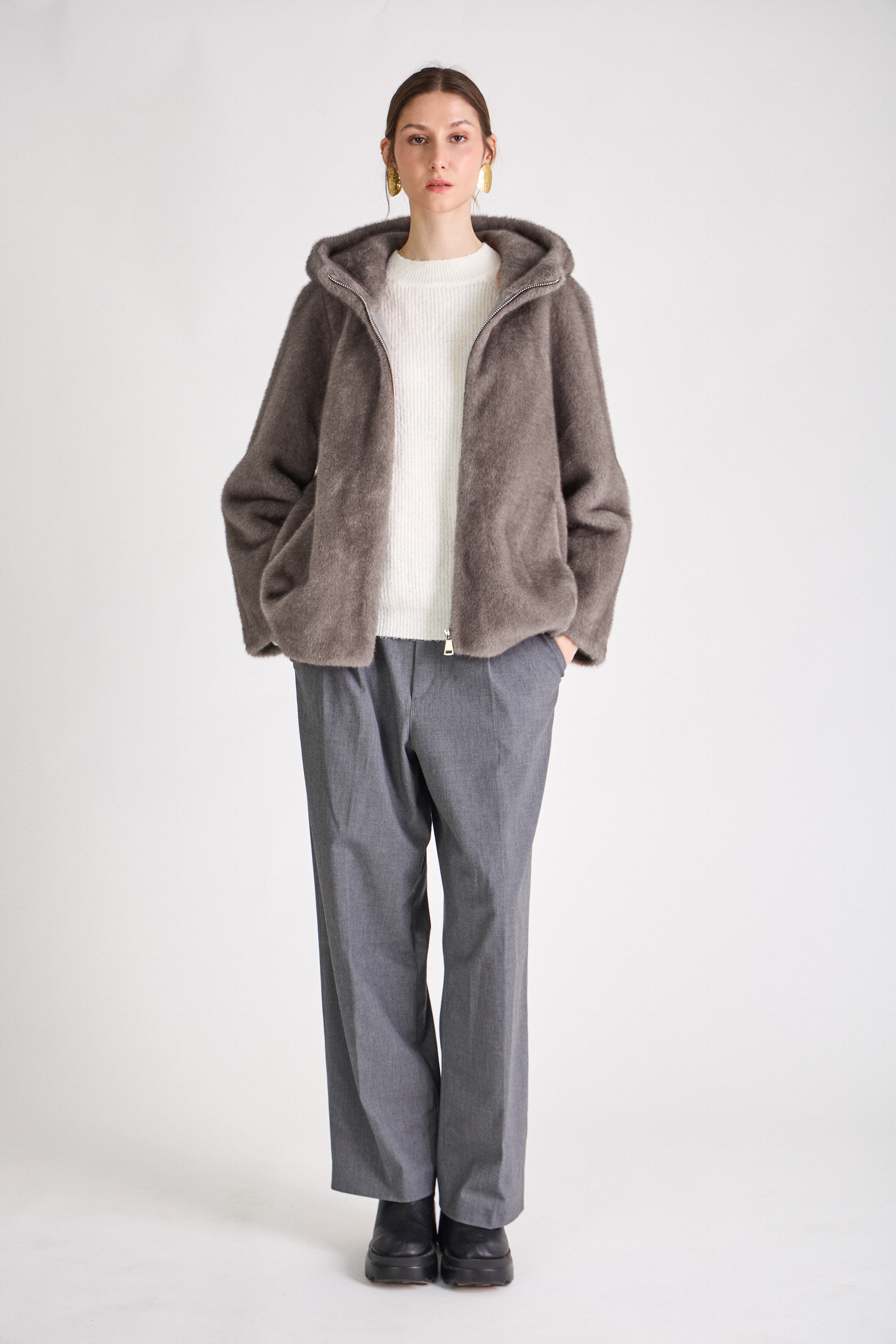 Manteau court fausse fourrure femme - Fourrure grise - Manteau à capuche - Gris - EscandelleParis
#couleur_gris
