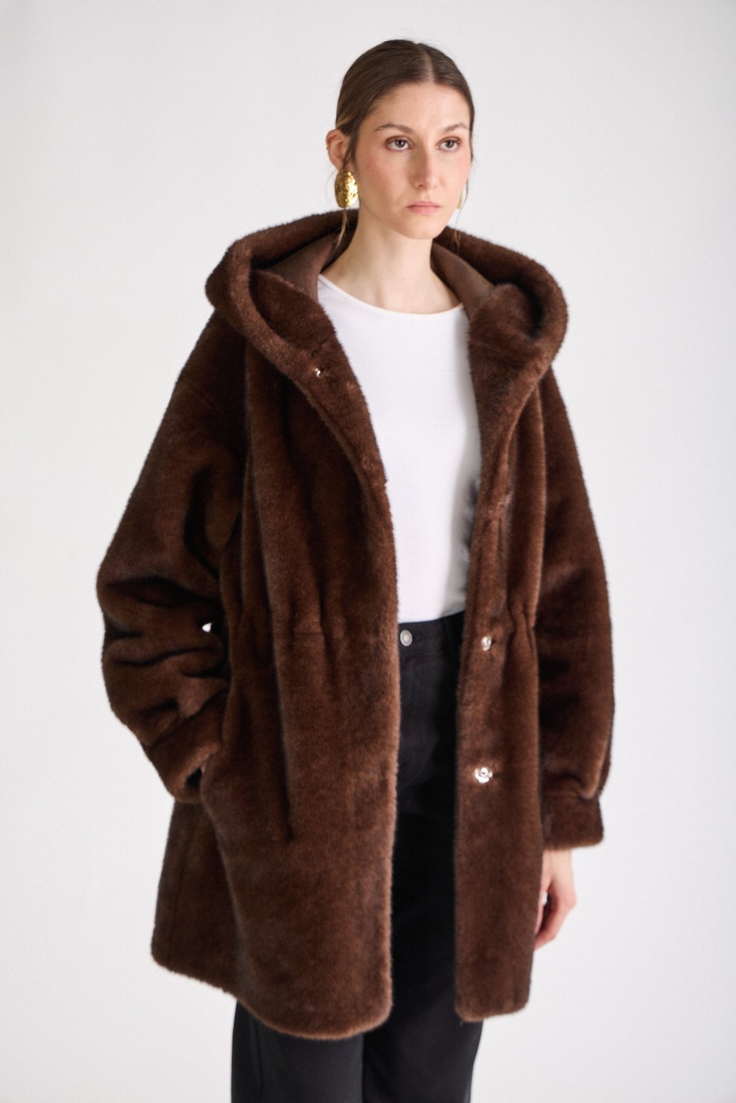 GRACE manteau mi-long fausse fourrure ample capuche choco femme - ESC STUDIO (portrait)
#couleur_choco