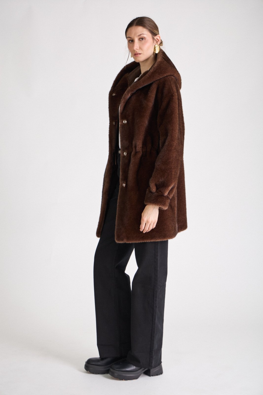 GRACE manteau mi-long fausse fourrure ample capuche choco femme - ESC STUDIO (profil gauche)
#couleur_choco
