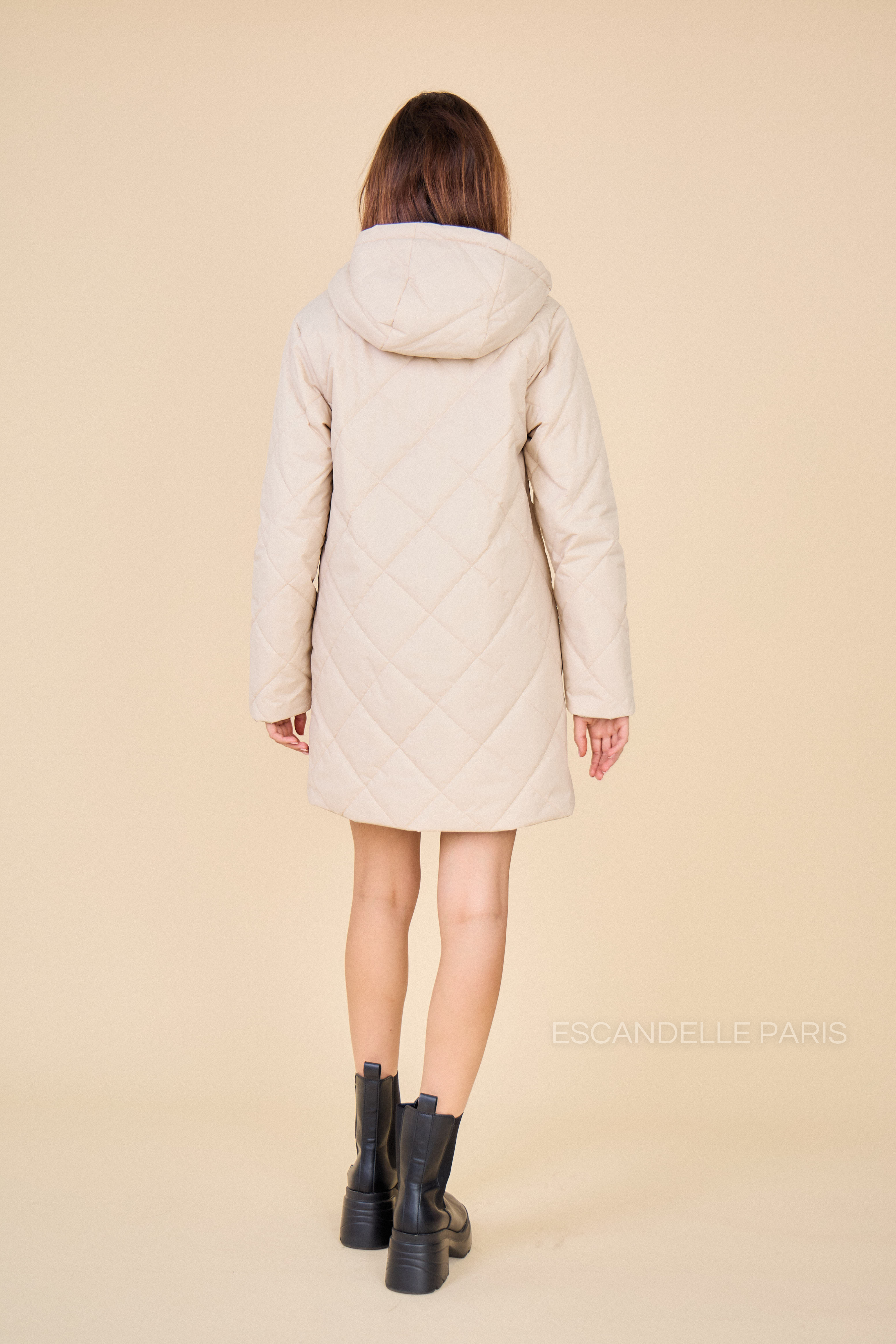 Veste DANAÉ mi-longue matelassée réversible beige/or de dos
#couleur_beige