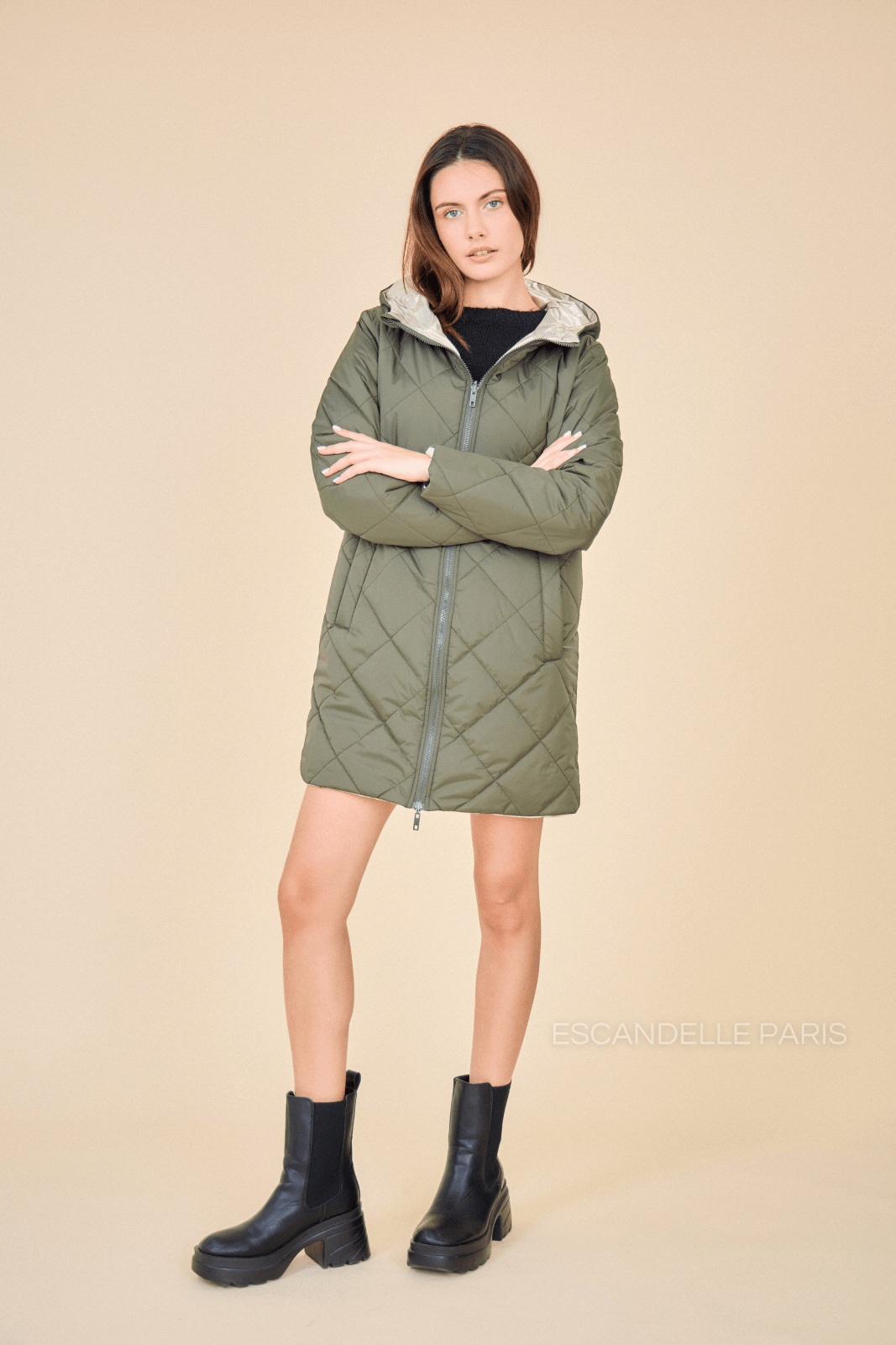 DANAÉ - Manteau Kaki - Escandelle (Vue de face - silhouette entière)
#couleur_kaki