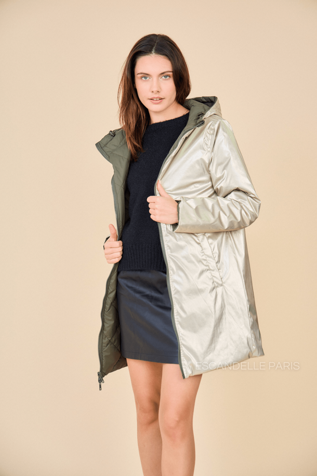 DANAÉ - Manteau Kaki - Escandelle (Vue de face - portrait - côté réversible dorée imperméable)
#couleur_kaki
