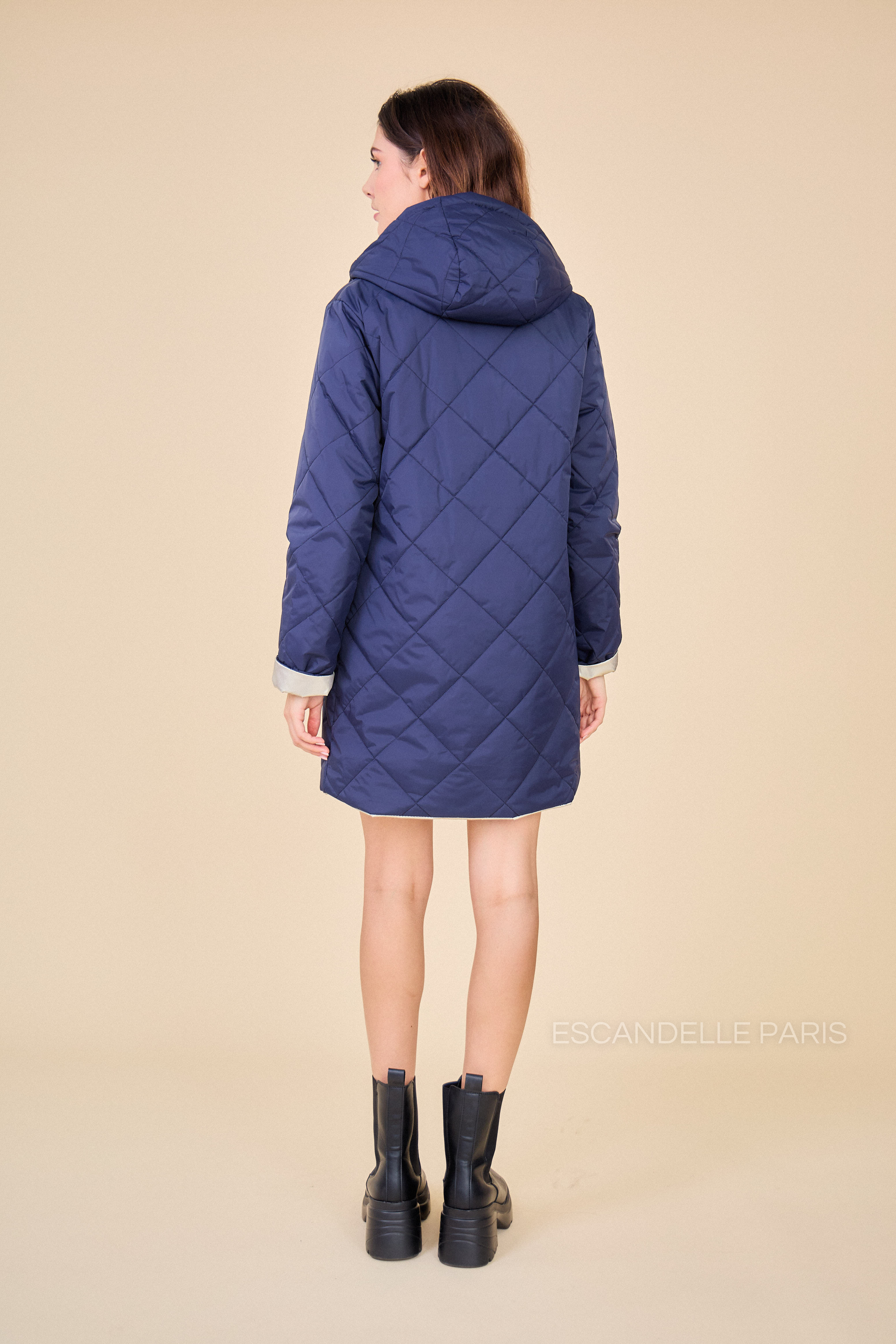 Veste DANAÉ mi-longue matelassée réversible marine/or de dos
#couleur_marine