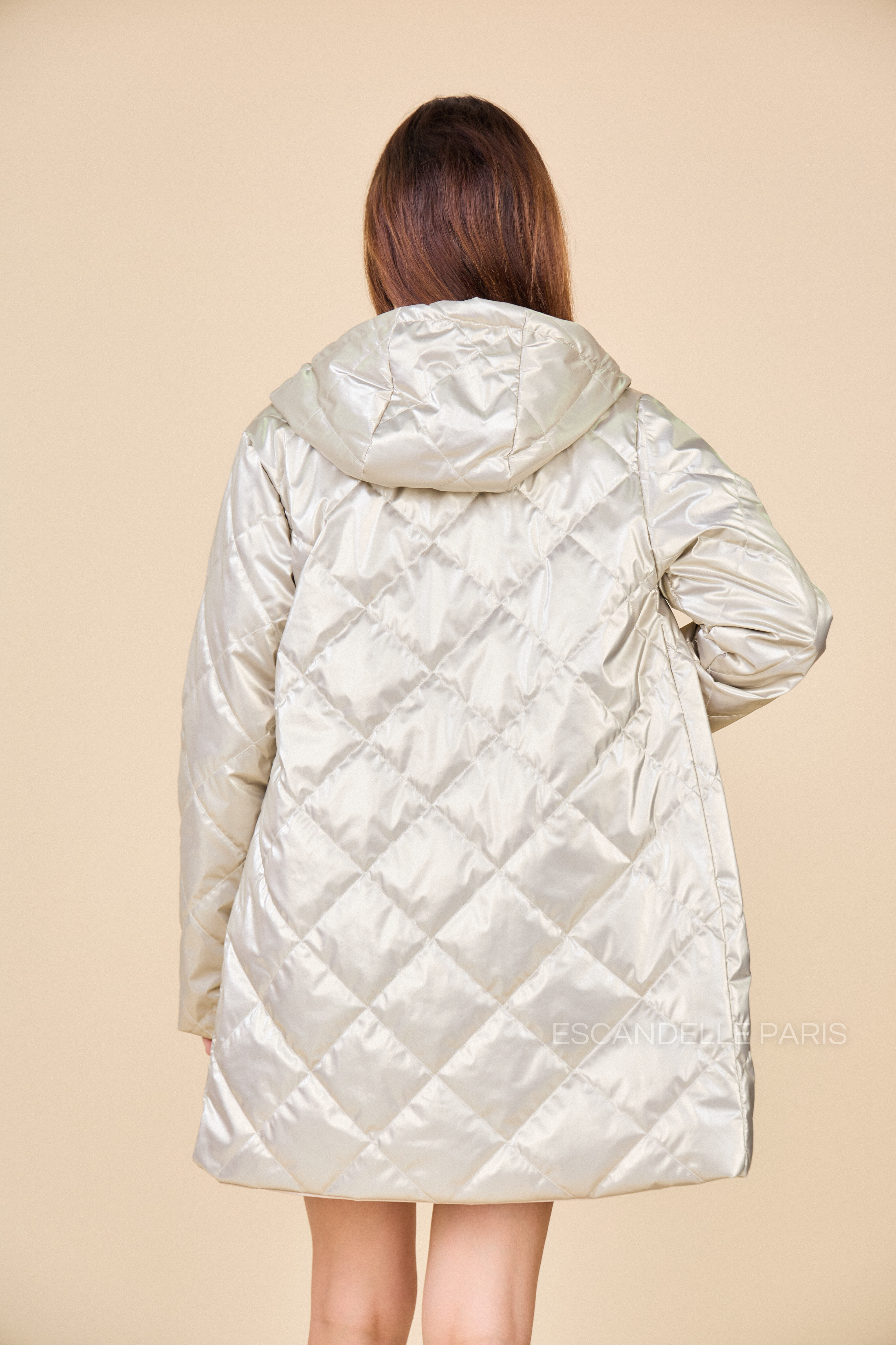 Veste DANAÉ mi-longue matelassée réversible or/beige de dos
#couleur_or