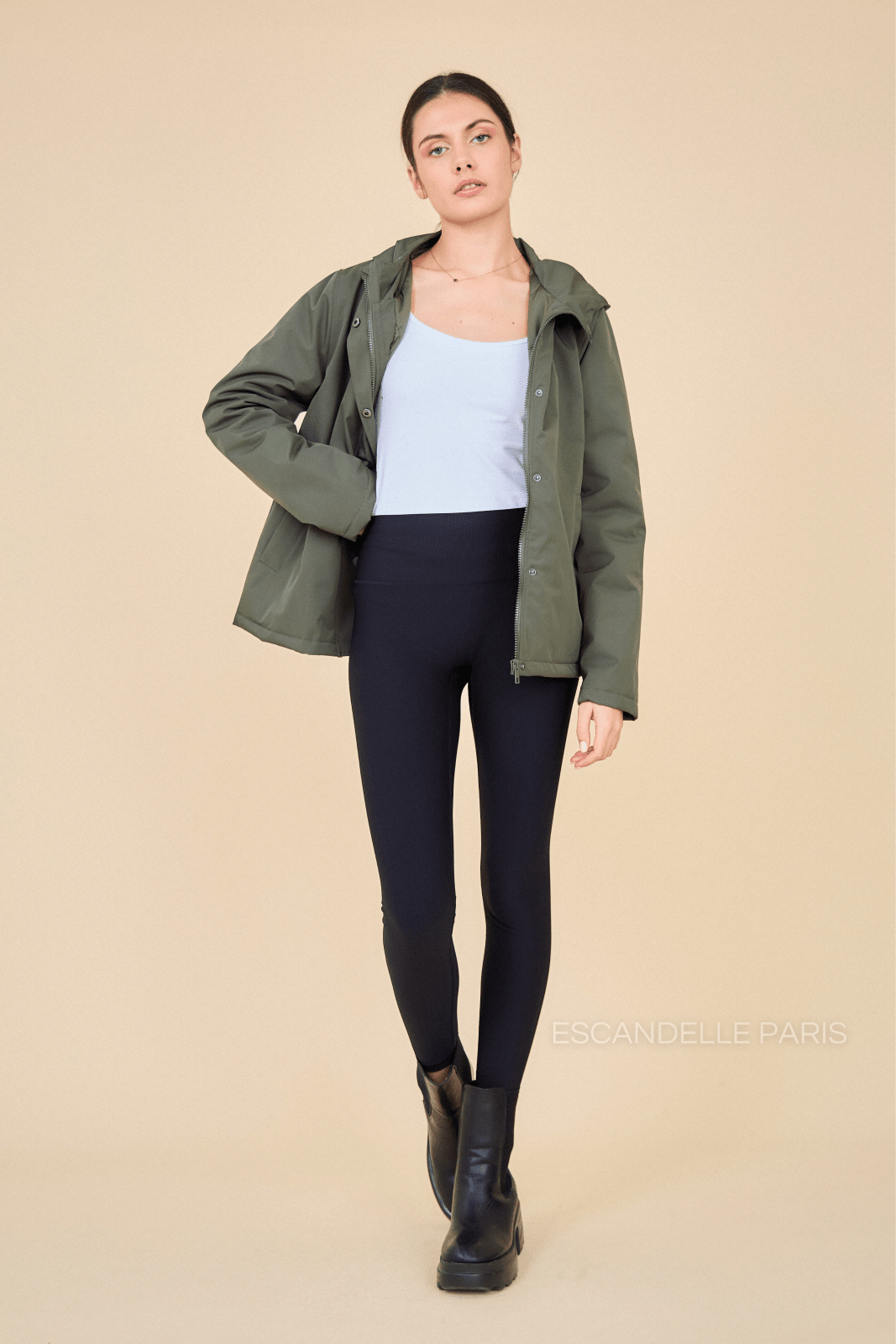 ADÈLE - Parka Kaki - Escandelle (Vue de face - silhouette entière)
#couleur_kaki