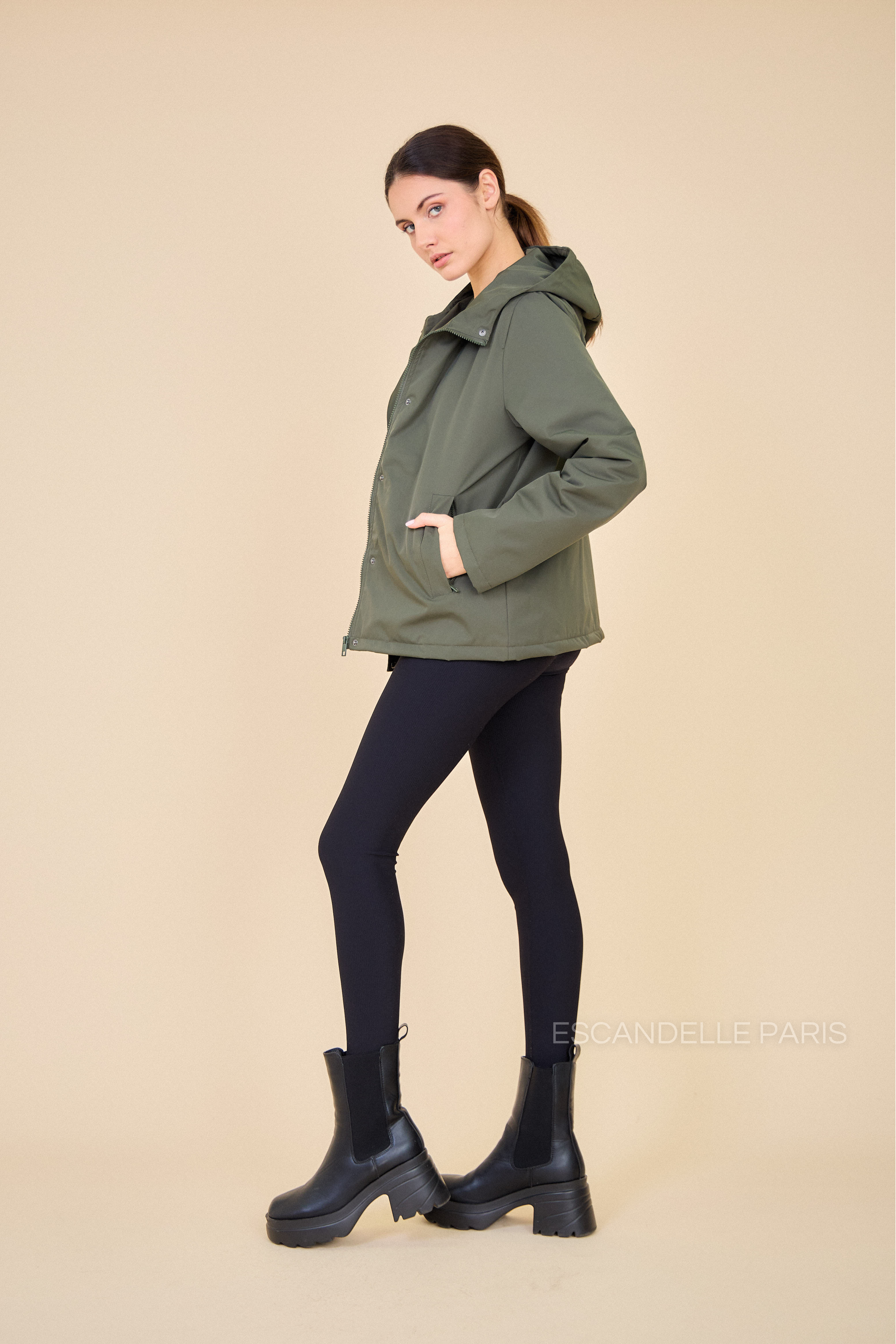 Gabardine kaki doublée ADÈLE courte et imperméable
#couleur_kaki