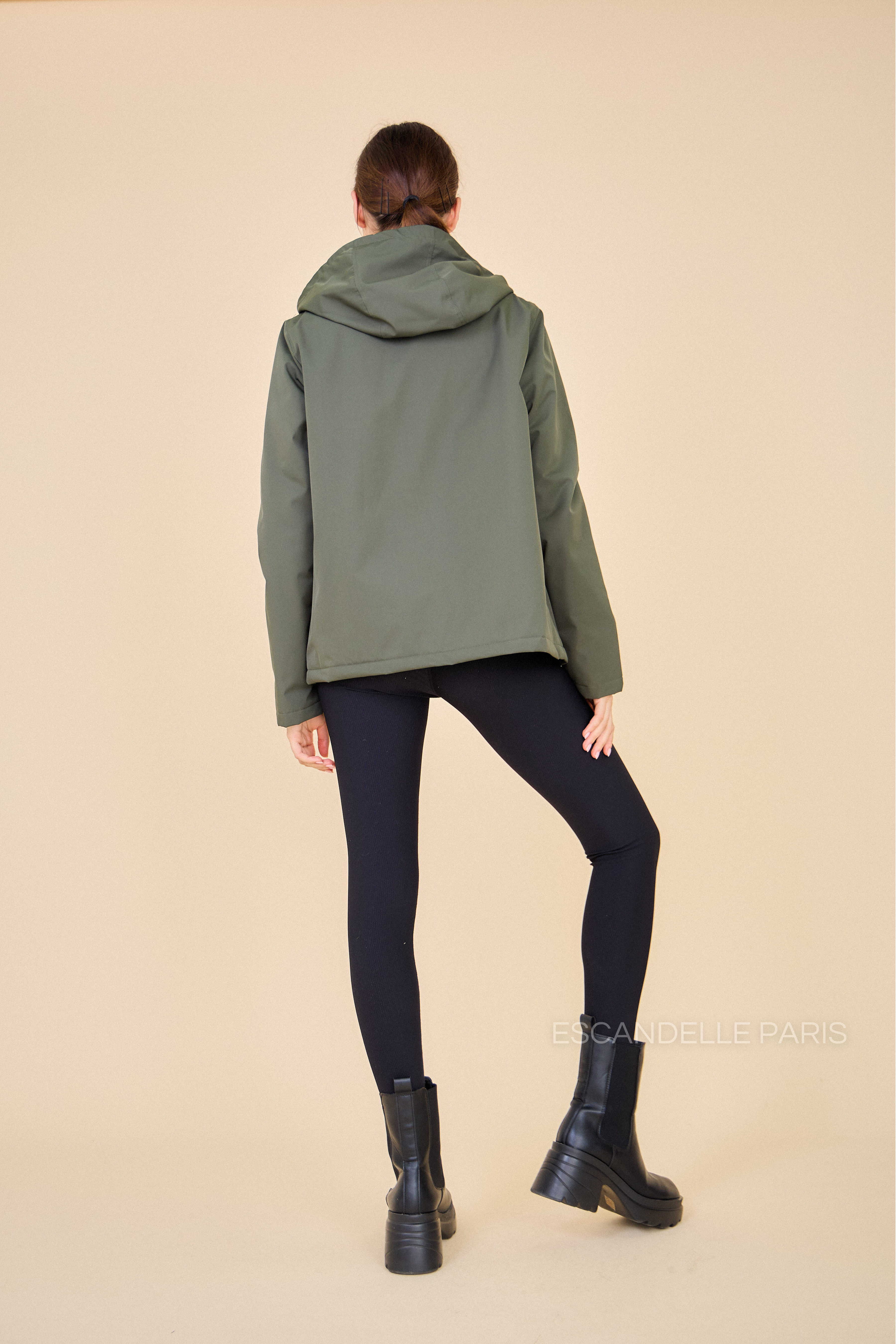 Gabardine kaki doublée ADÈLE courte et imperméable de dos
#couleur_kaki