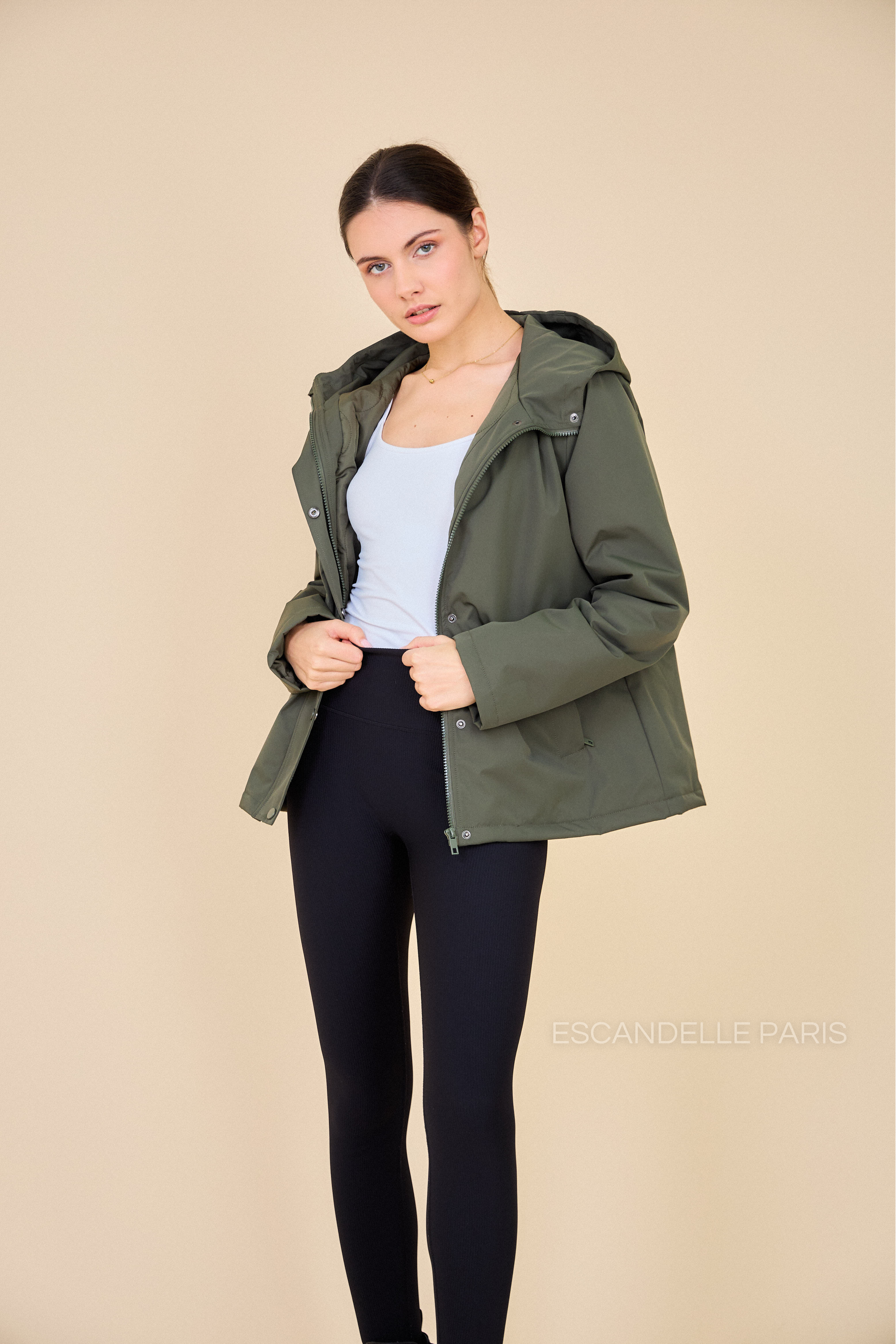 Gabardine kaki doublée ADÈLE courte et imperméable
#couleur_kaki