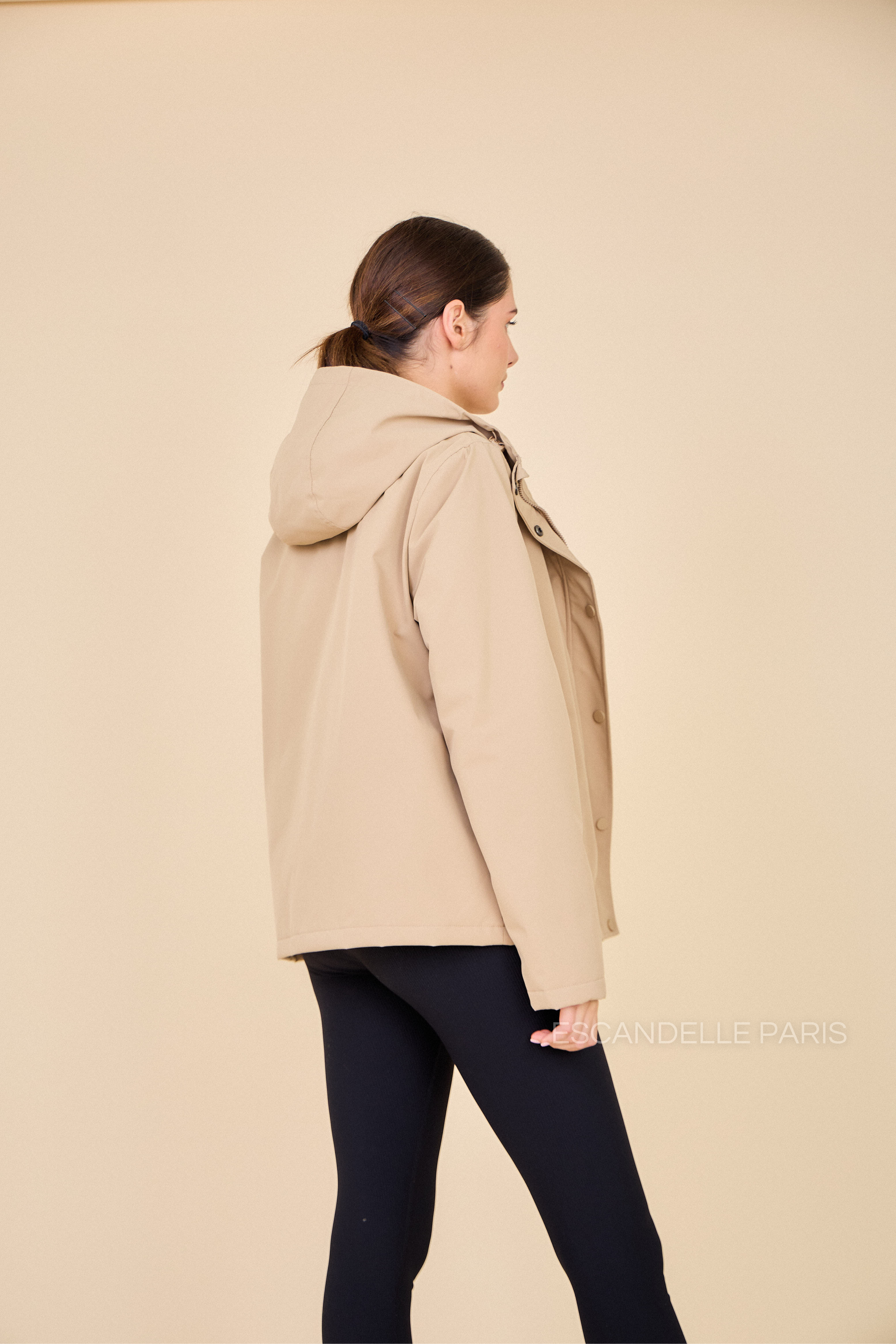 Gabardine beige doublée ADÈLE courte et imperméable de dos.
#couleur_beige