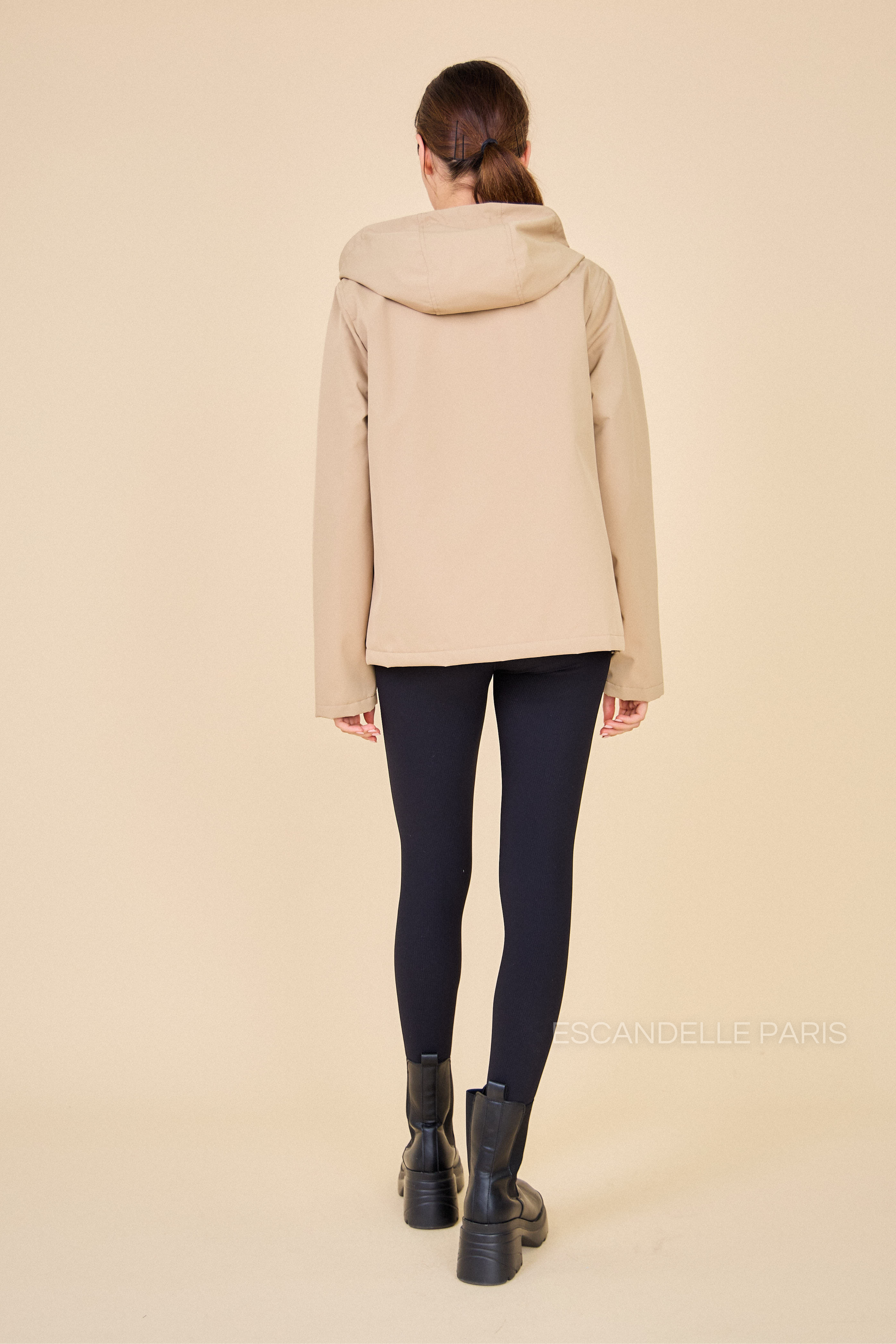 Gabardine beige doublée ADÈLE courte et imperméable de dos
#couleur_beige