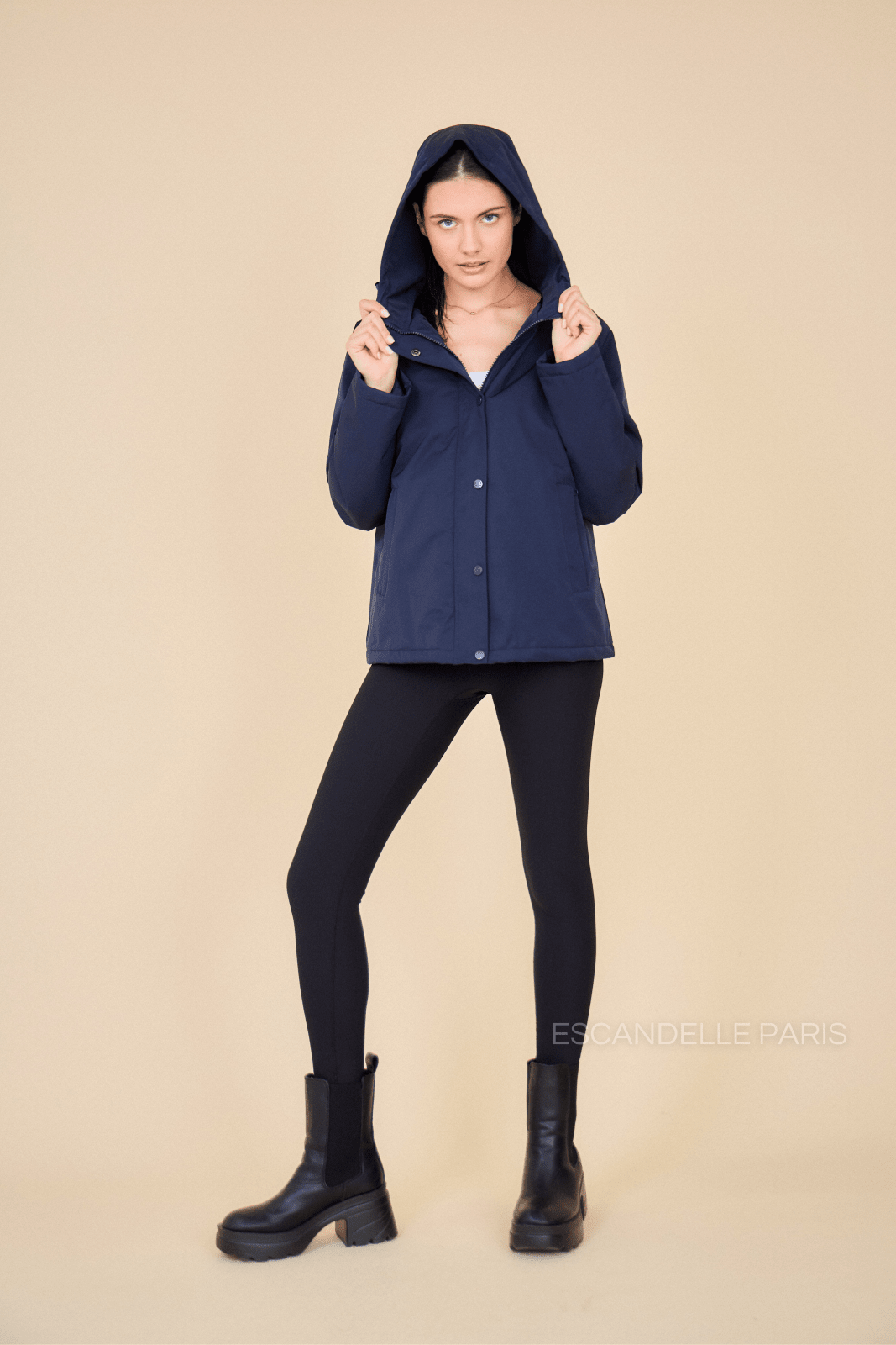 ADÈLE - Parka Marine - Escandelle (Vue de face - capuche portée)
#couleur_navy