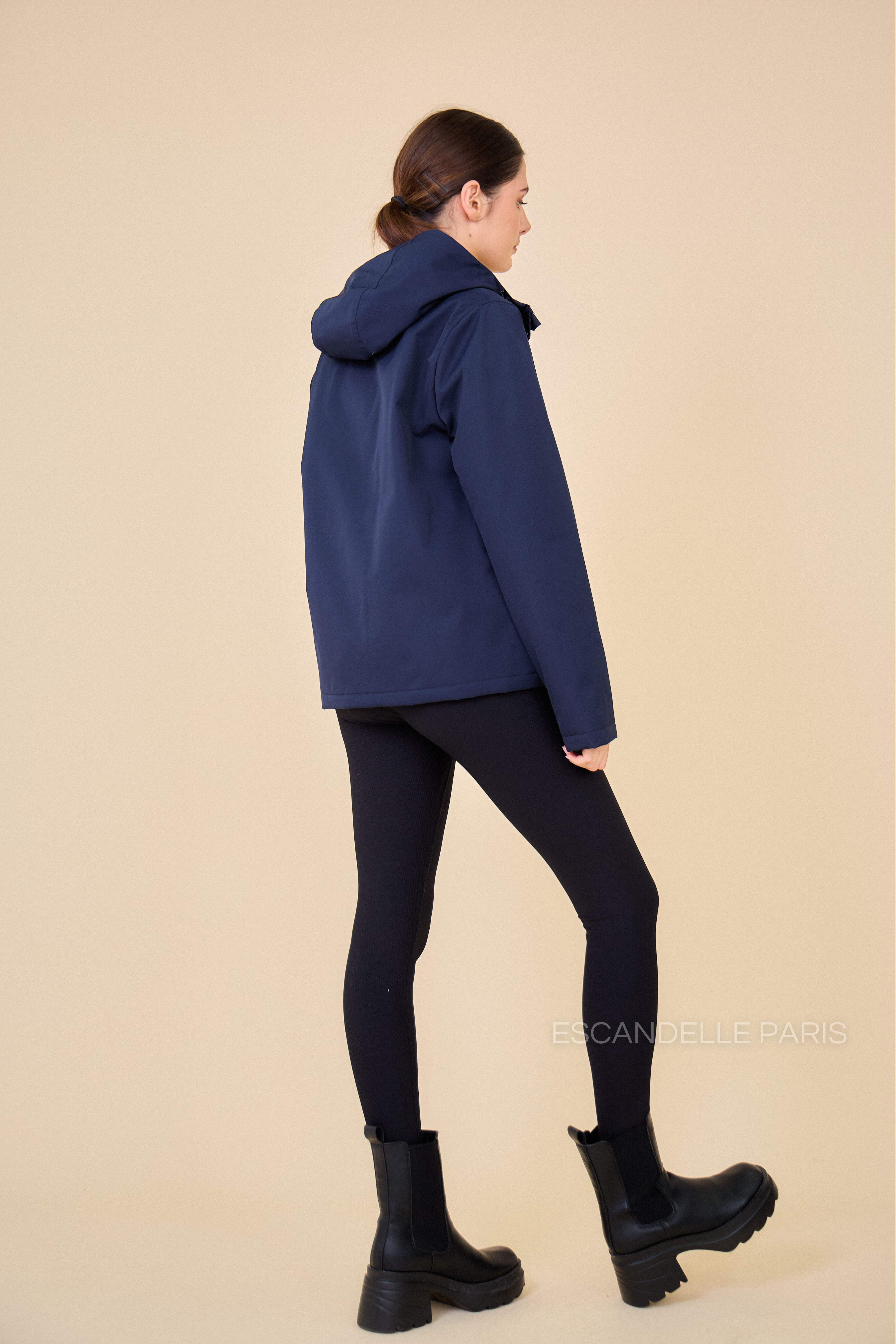 Gabardine marine doublée ADÈLE courte et imperméable de dos
#couleur_marine