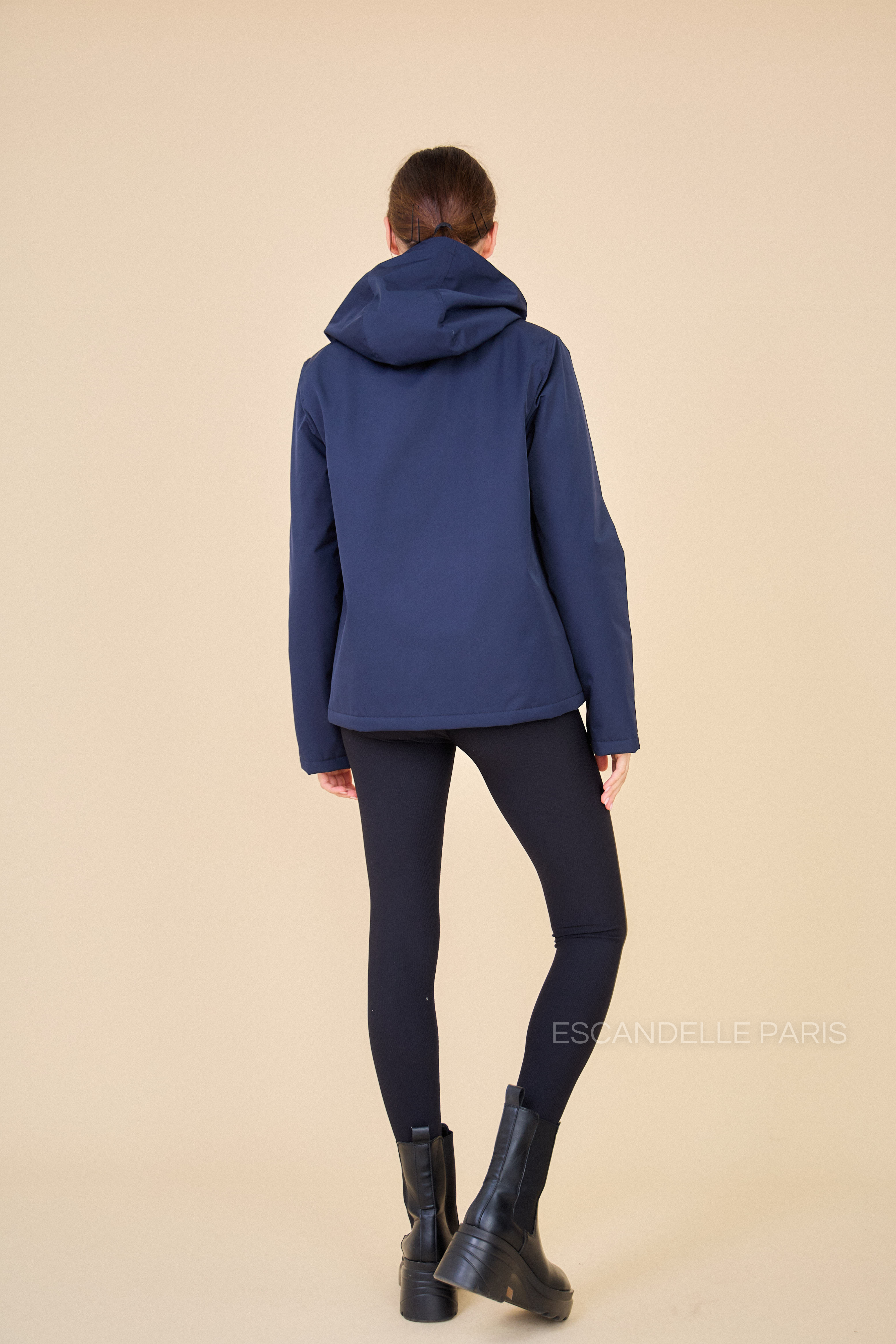 Gabardine marine doublée ADÈLE courte et imperméable de dos
#couleur_marine