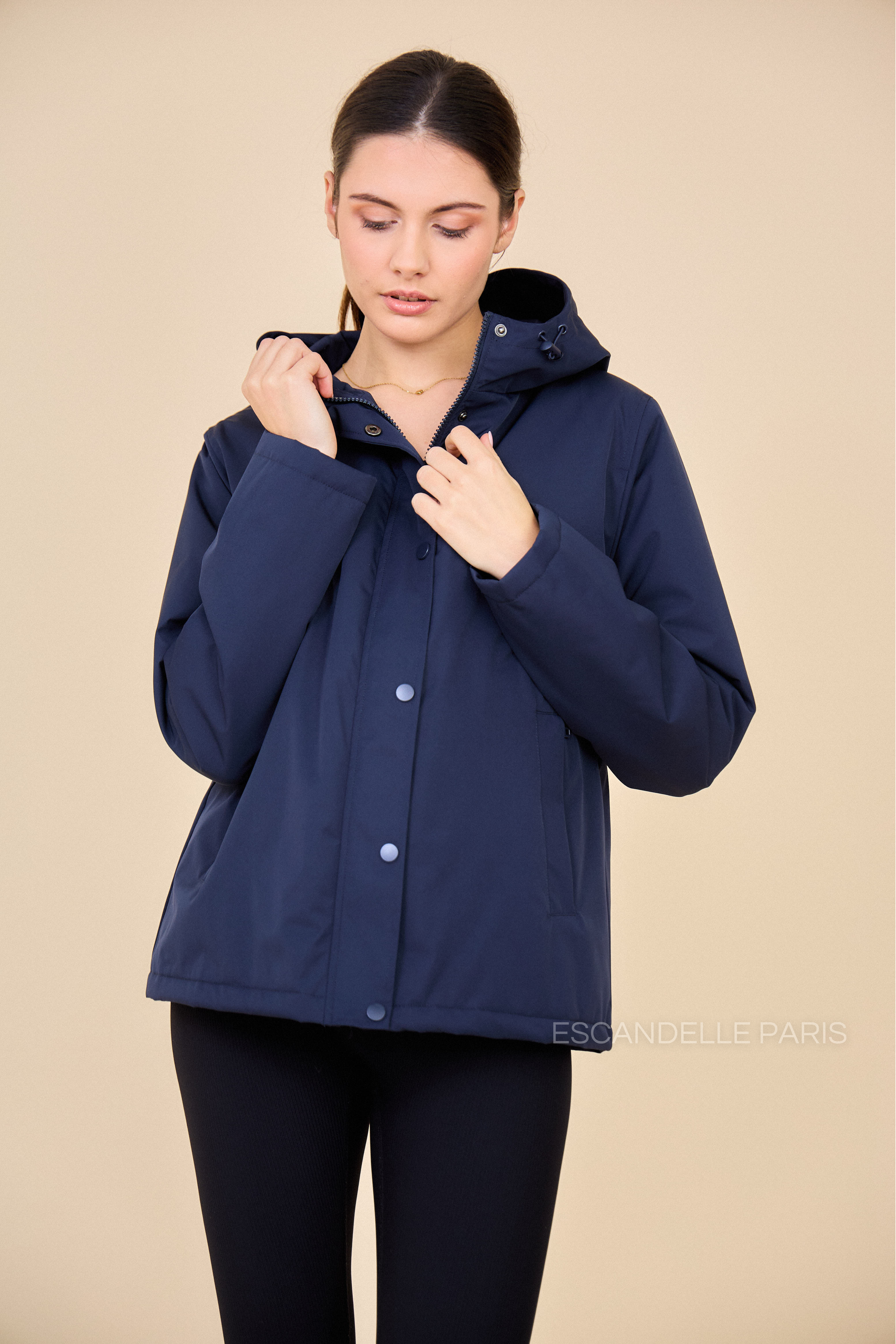 Gabardine marine doublée ADÈLE courte et imperméable, patte de boutonnage et fermeture à glissière devant
#couleur_marine