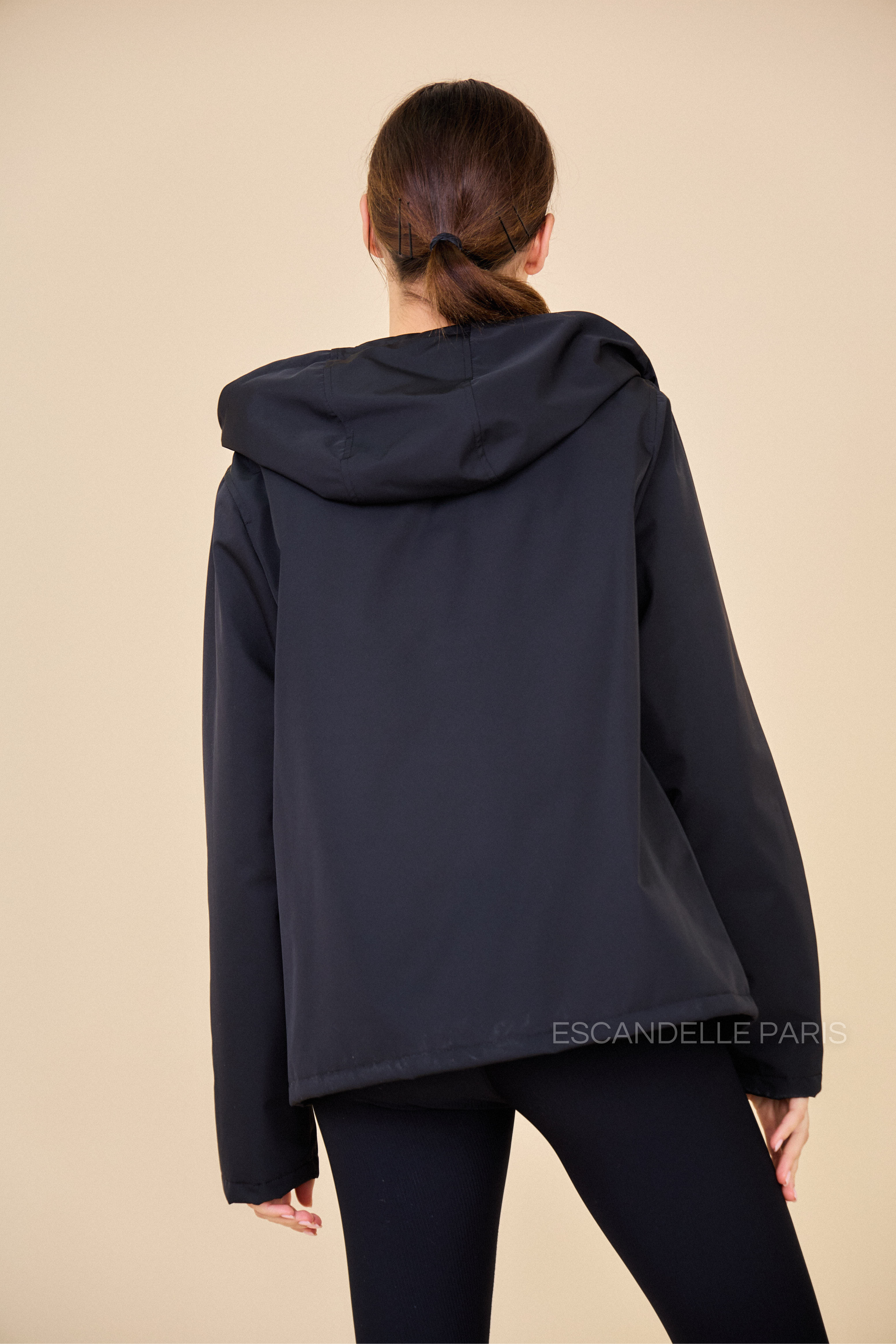Gabardine noir doublée ADÈLE courte et imperméable de dos
#couleur_noir
