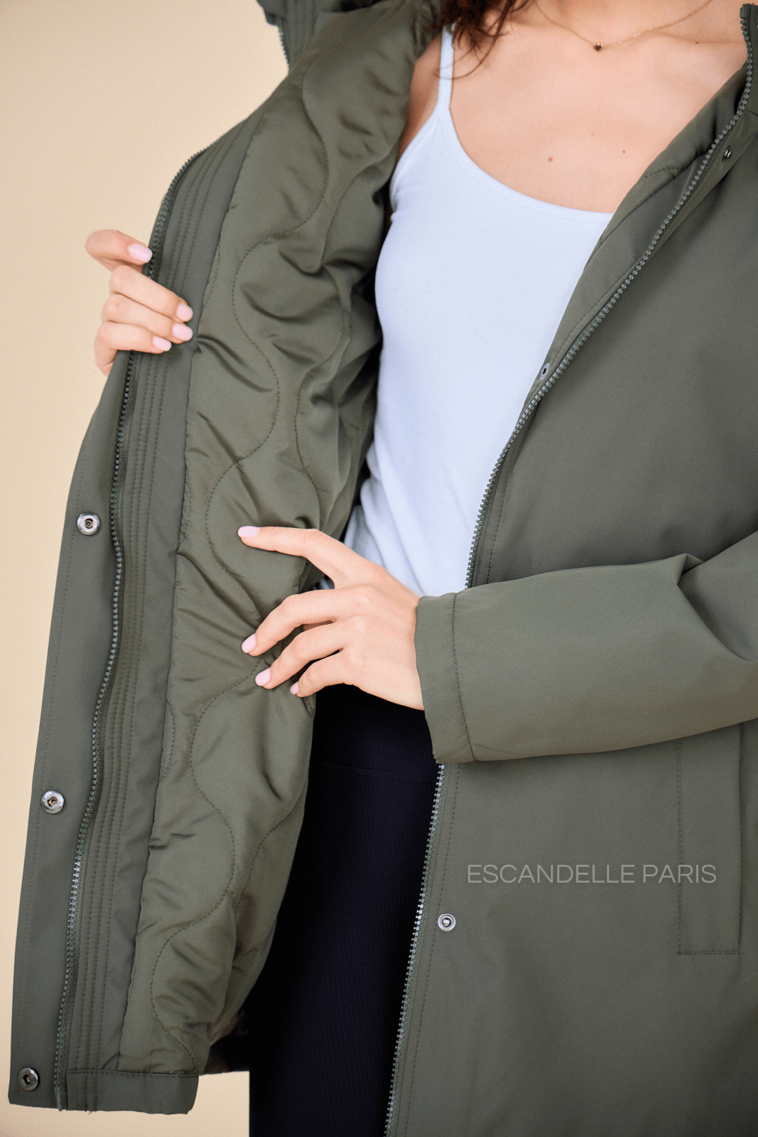 INES - Parka Kaki - Escandelle (Gros plan sur les détails et matières)
#couleur_kaki