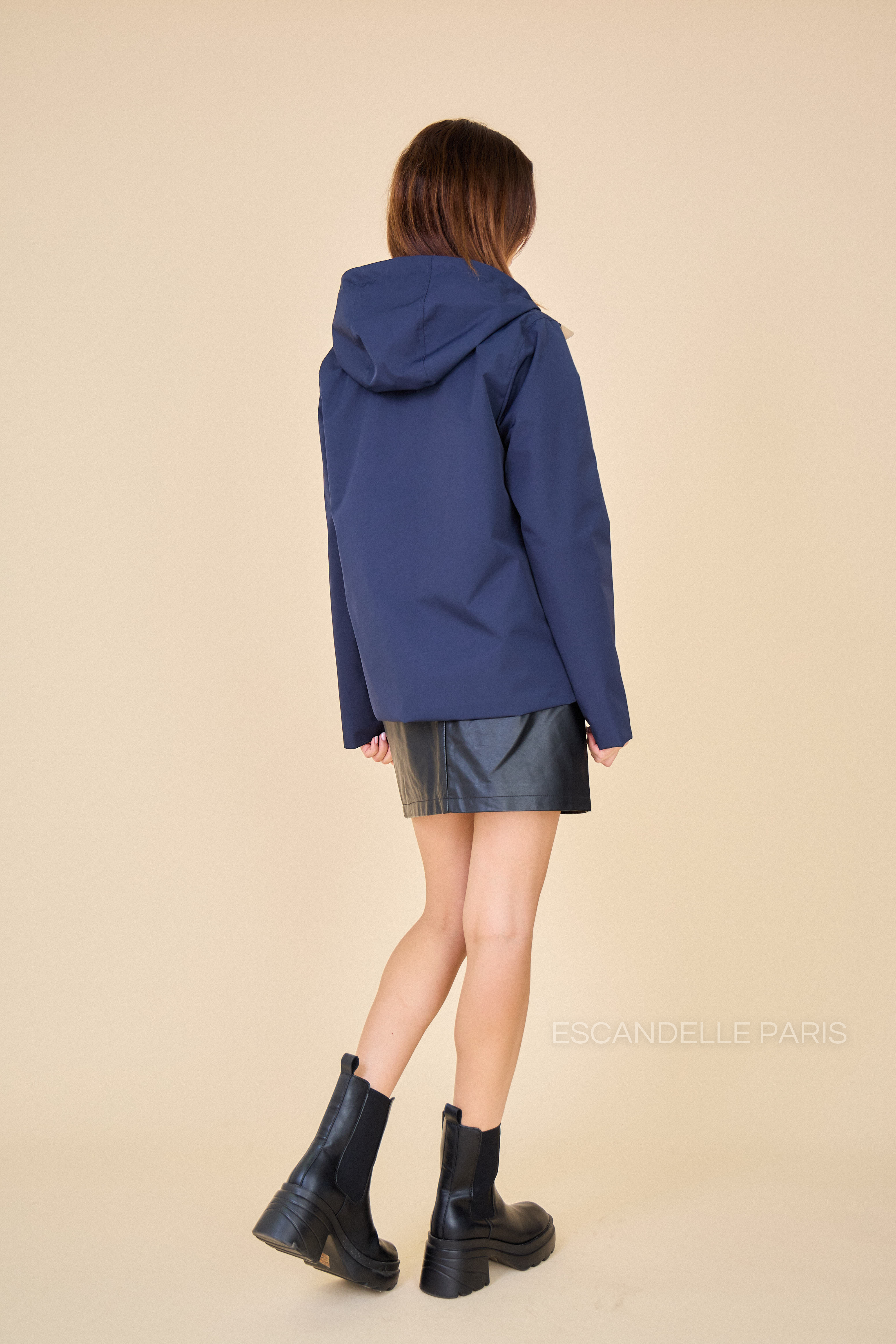 Gabardine courte ANNA imperméable et réversible marine/beige de dos #couleur_marine