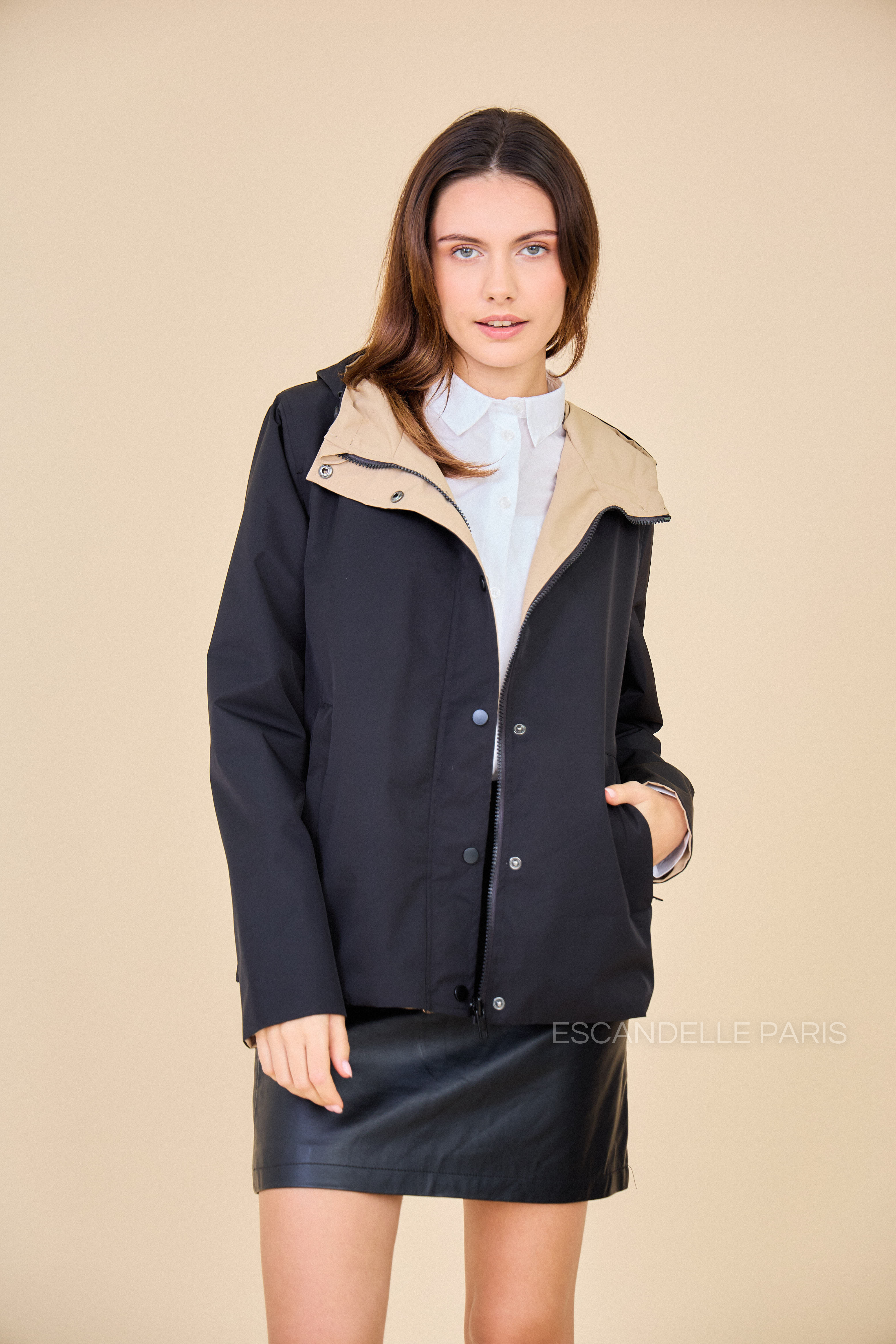 Gabardine courte ANNA imperméable noir boutons pressions et fermeture à glissière
#couleur_noir