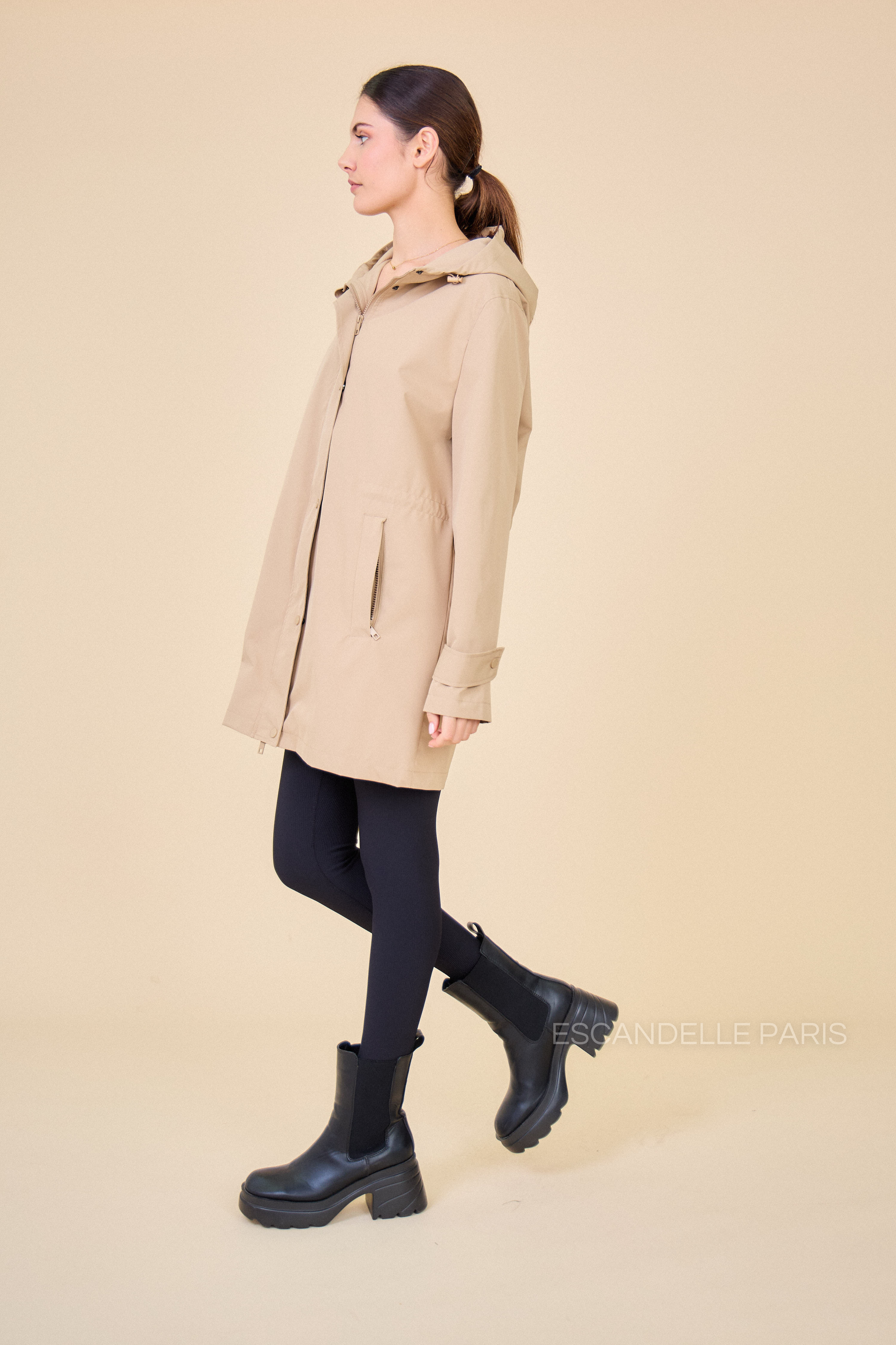 Gabardine LOUANE mi-longue ajustable beige, côté, coupe droite
#couleur_beige
