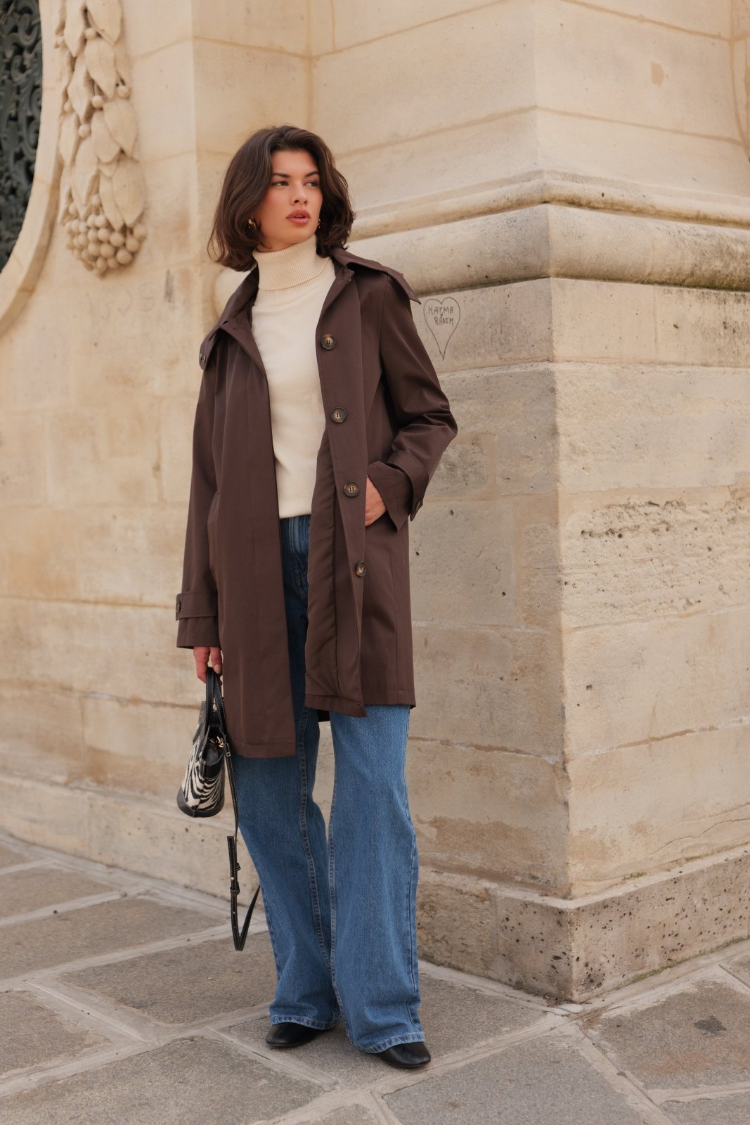SELENA trench long déperlant capuche choco femme - Escandelle Paris (silhouette bouton ouvert)
#couleur_choco