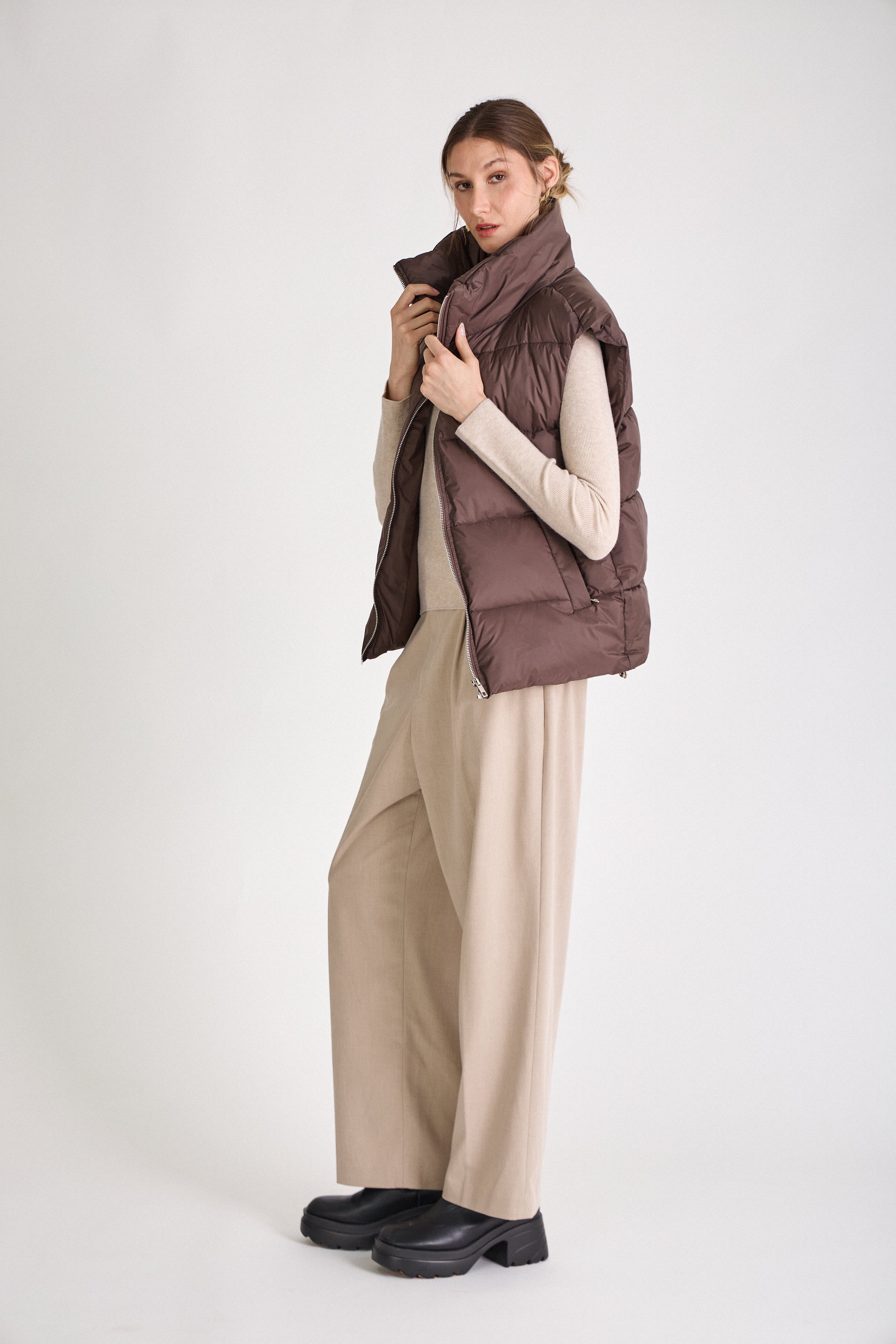 Doudoune sans manche choco Helene Escandelle – vue de profil – col montant et coupe droite élégante
#couleur_choco