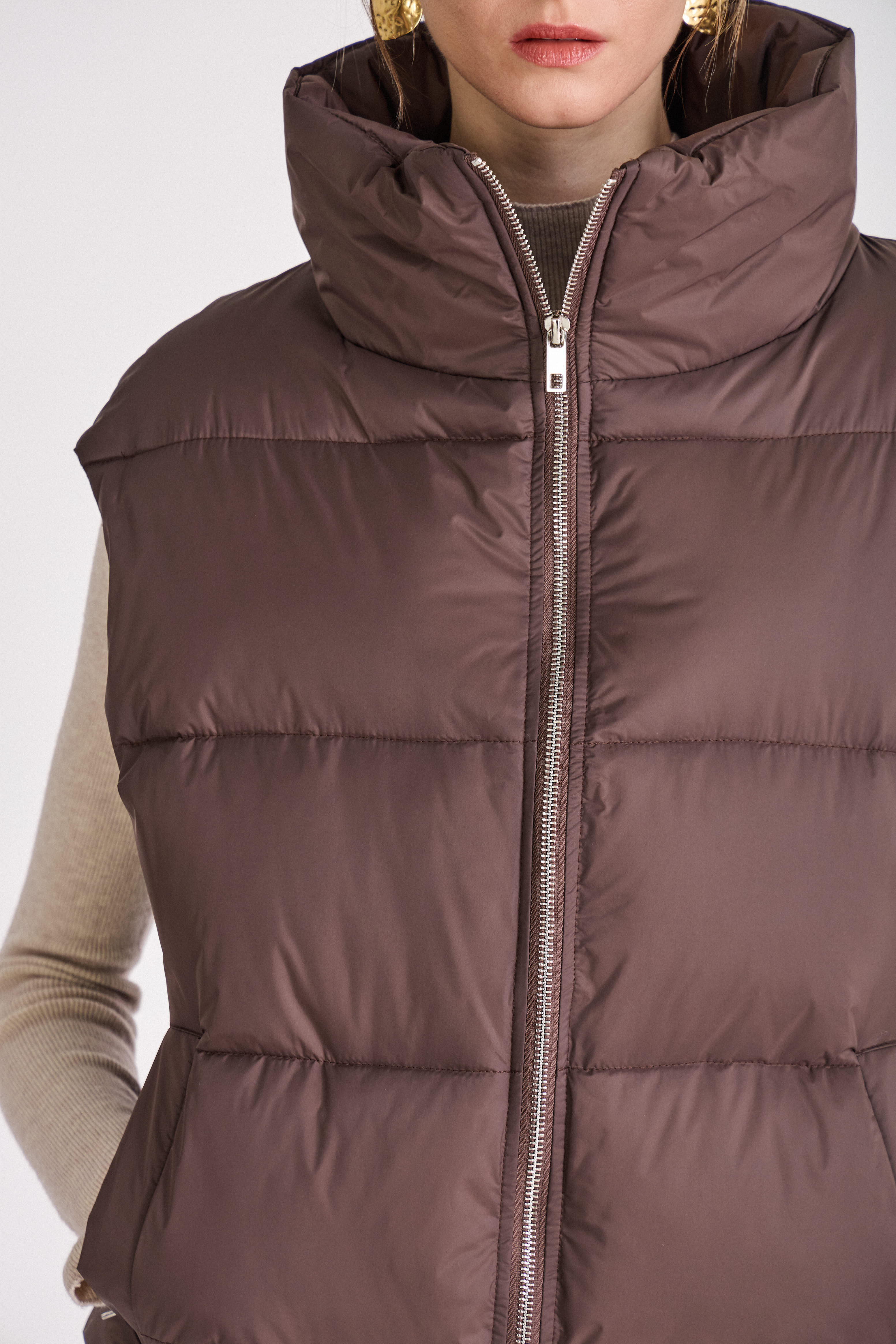 Détail du col montant de la doudoune sans manches Helene Escandelle Paris. Texture matelassée légère.
#couleur_choco