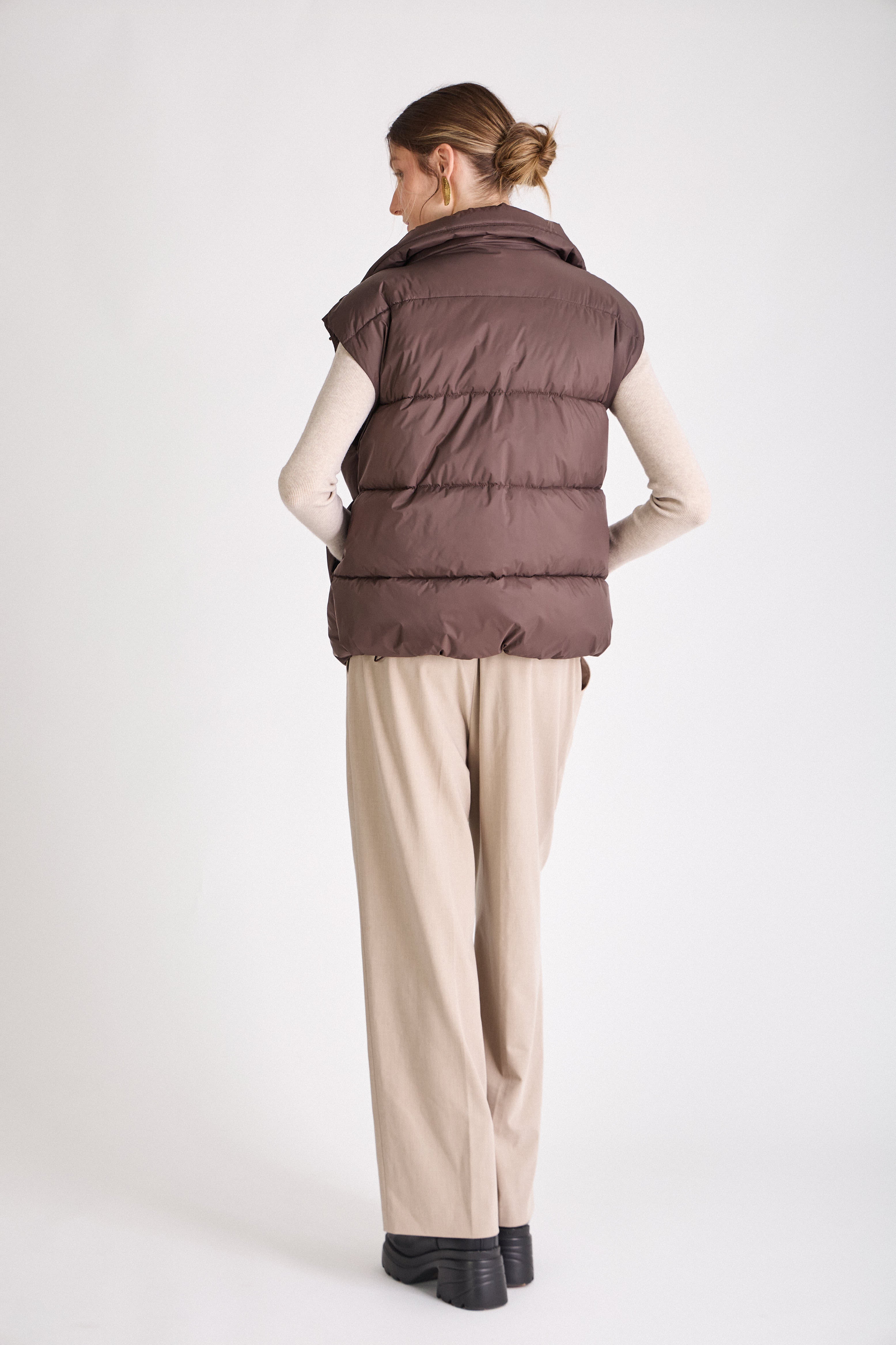 Doudoune sans manche Helene Escandelle Paris – vue de dos – finition matelassée choco chic
#couleur_choco