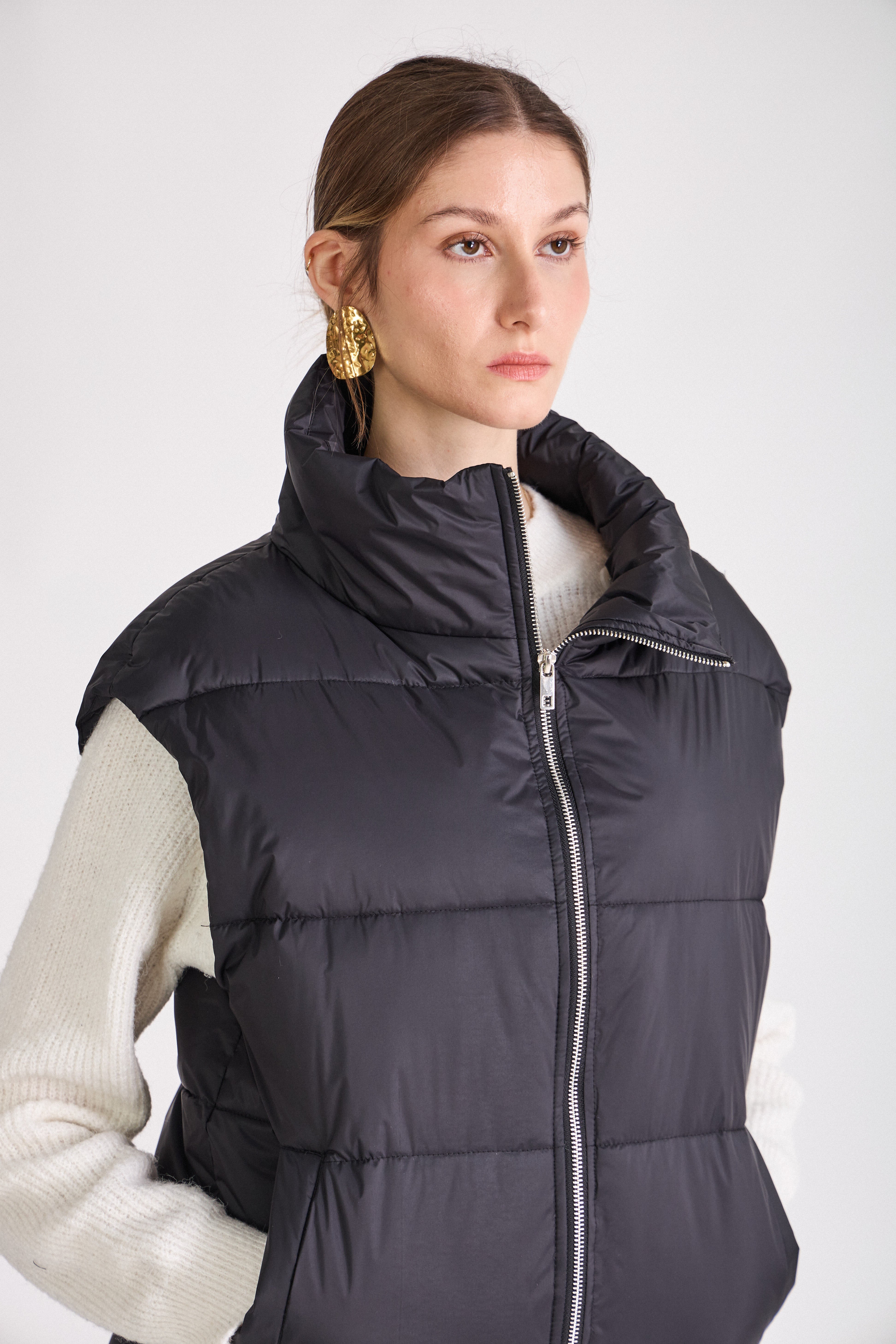 Détail du col montant de la doudoune sans manches noir Helene Escandelle Paris
#couleur_noir