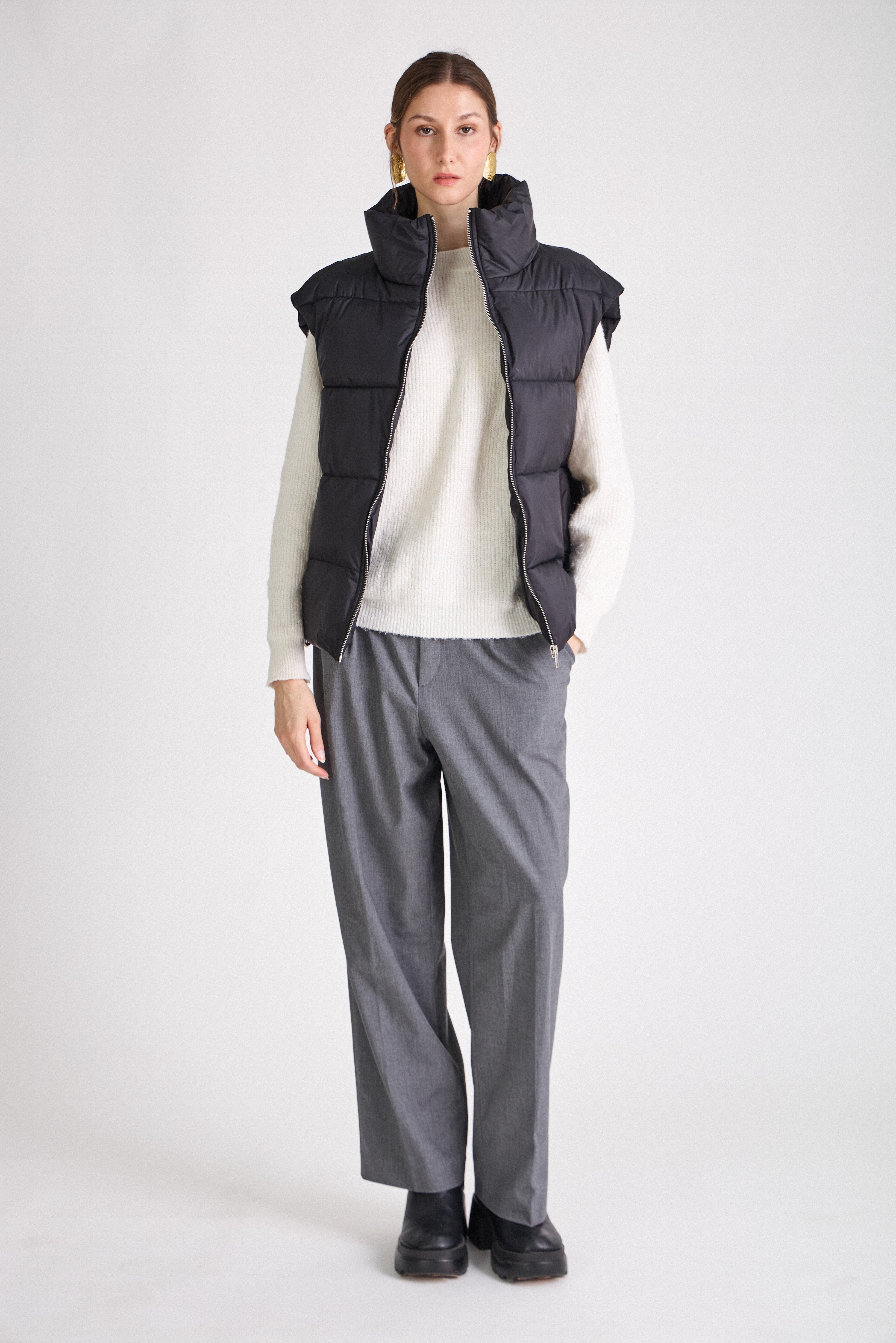 Doudoune sans manches noir pour femme – modèle Helene Escandelle Paris – vue de face
#couleur_noir