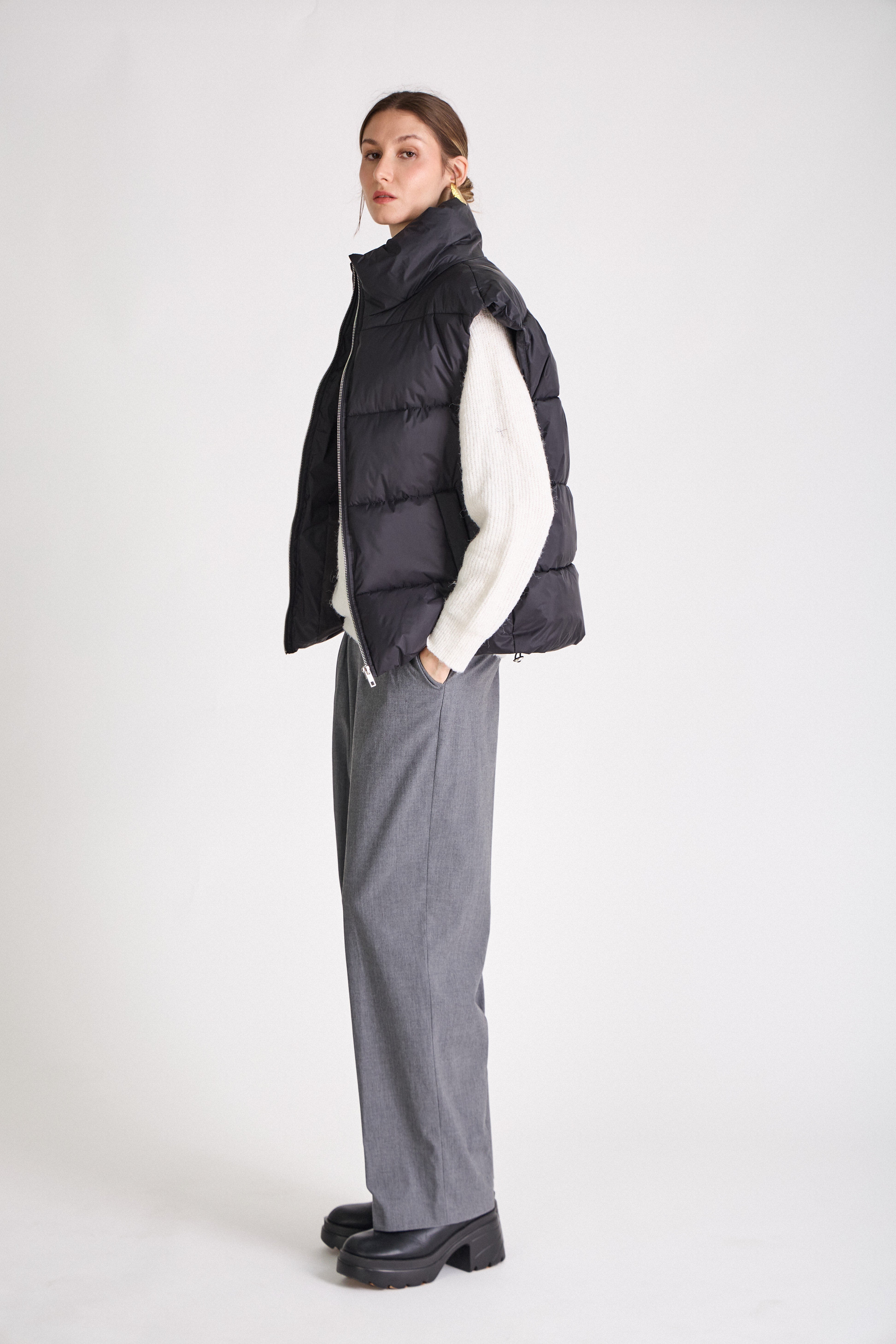 Doudoune sans manche noir Helene Escandelle Paris – vue de profil – col montant et coupe droite élégante
#couleur_noir