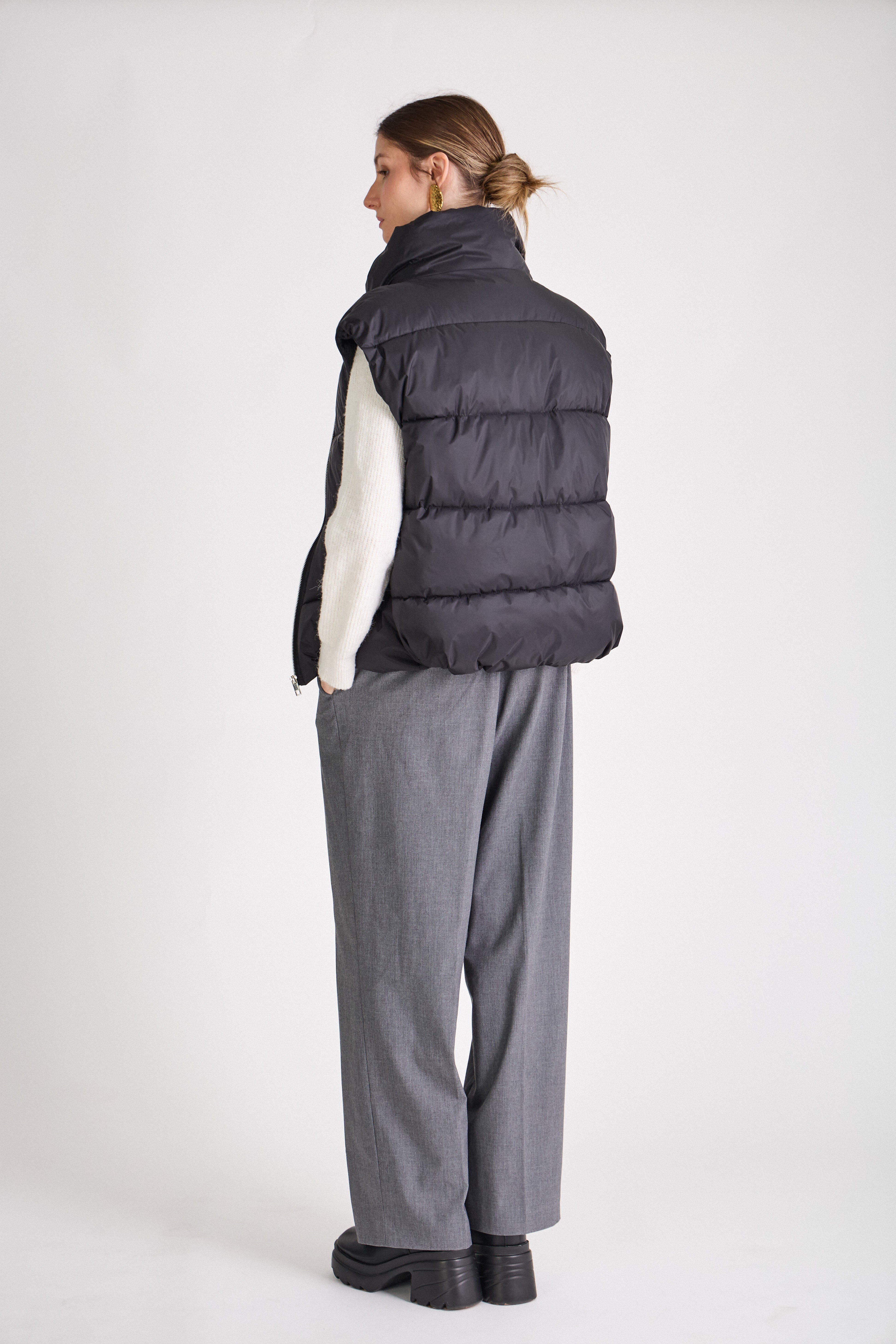 Doudoune sans manche noir légère Escandelle Paris – vue de dos – finition matelassée noir chic
#couleur_noir