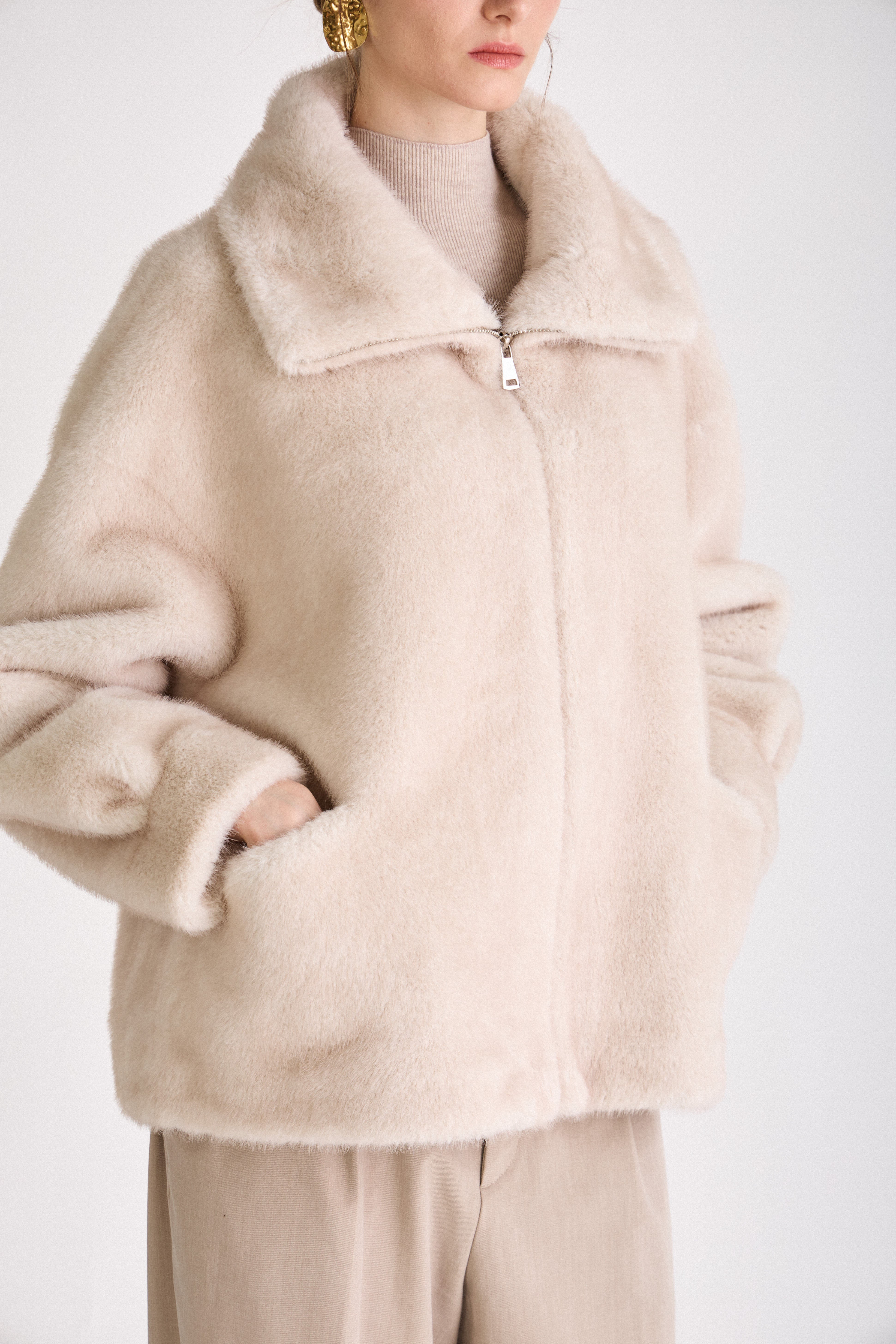 Manteau ARIANNE Escandelle à coupe très ample avec cordon de serrage, zip frontal et poches latérales
#couleur_écru