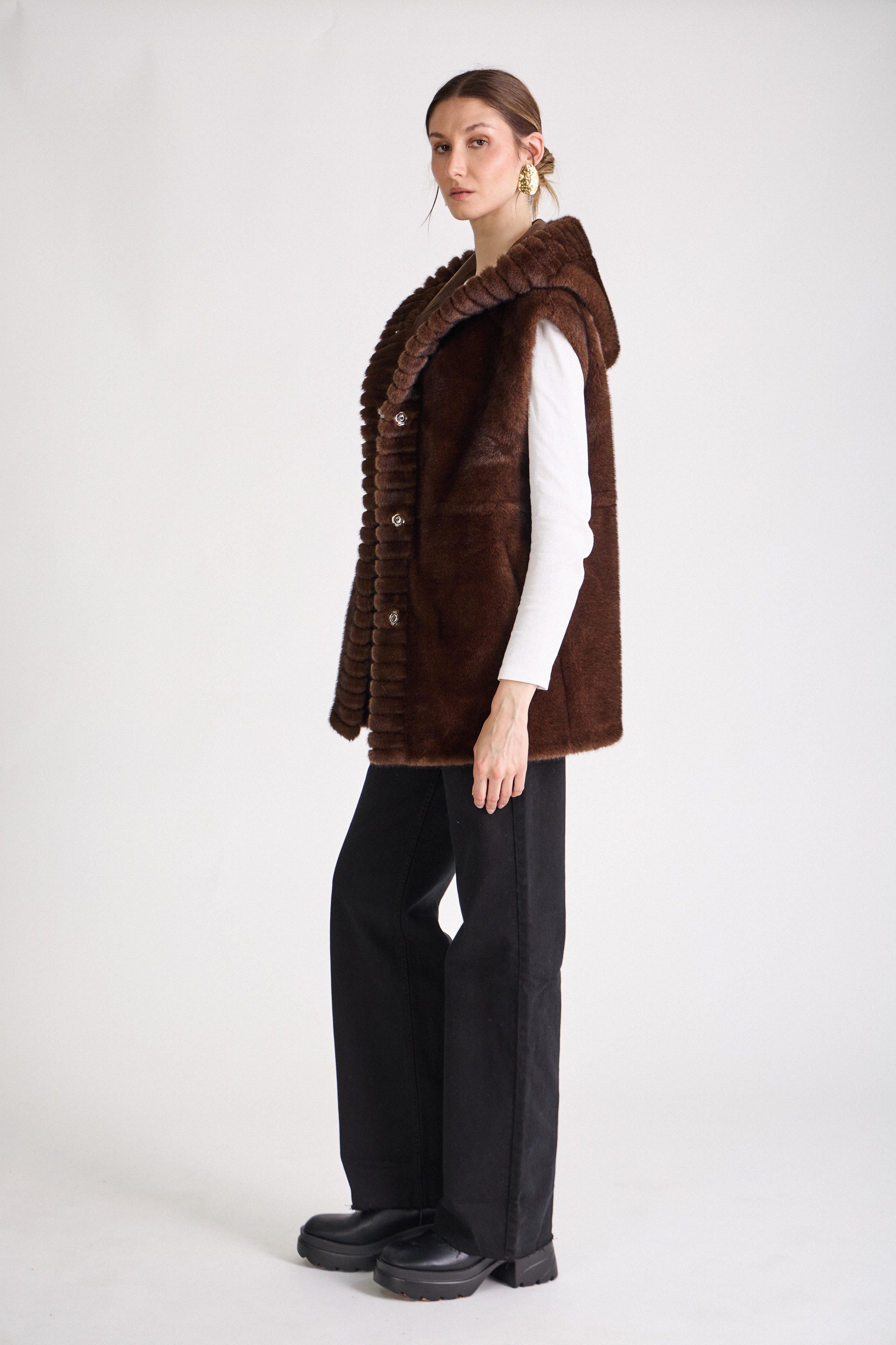 Gilet sans manches CANDICE Escandelle – vue de profil gauche – capuche et finitions soignées en fausse fourrure chocolat
#couleur_choco