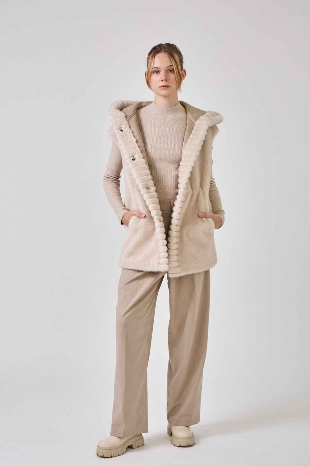 CANDICE - Gilet sans manches Écru - Escandelle (Vue de face - silhouette entière)
#couleur_écru