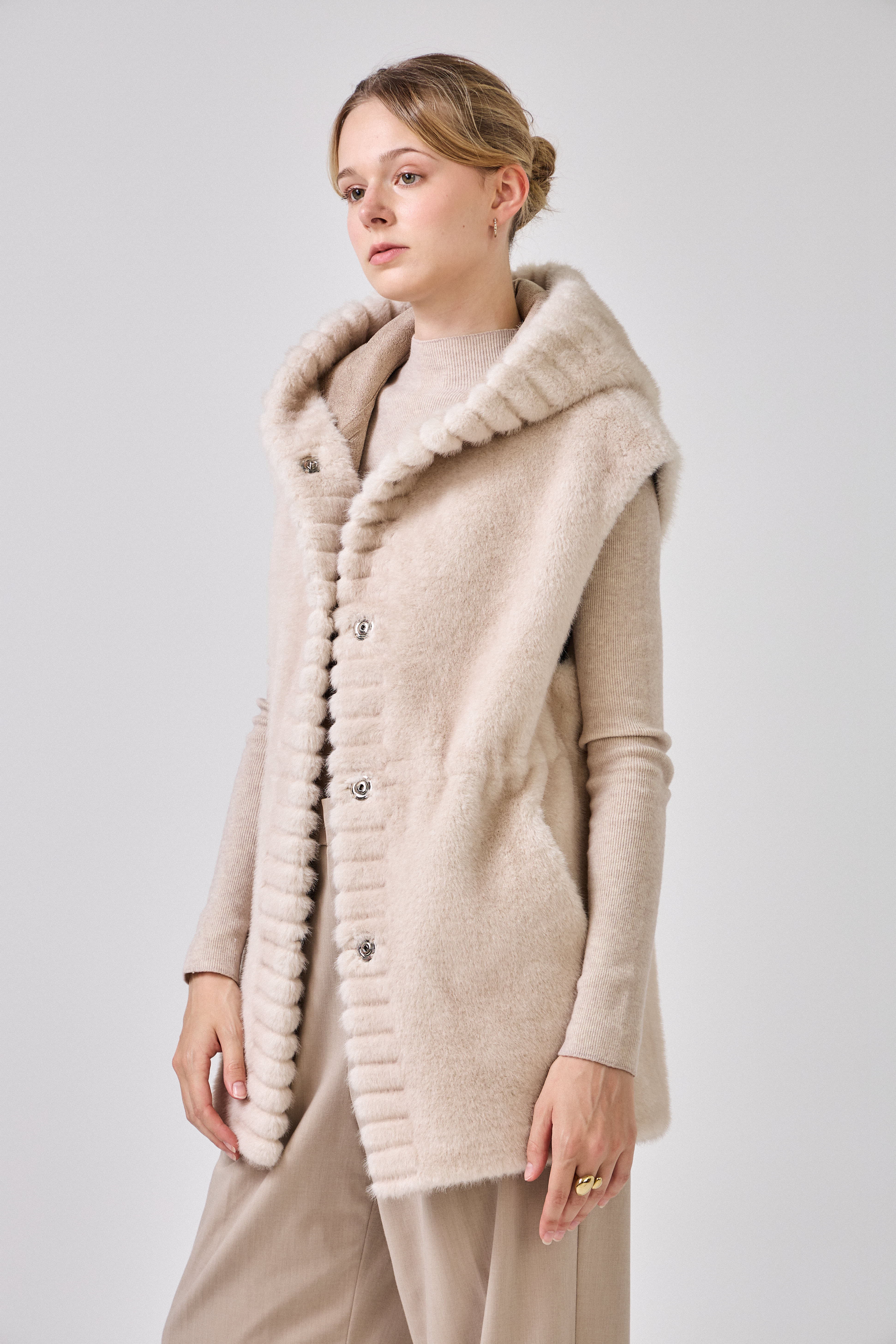 Gilet sans manches CANDICE Escandelle – vue de profil gauche – capuche et finitions soignées en fausse fourrure beige
#couleur_écru