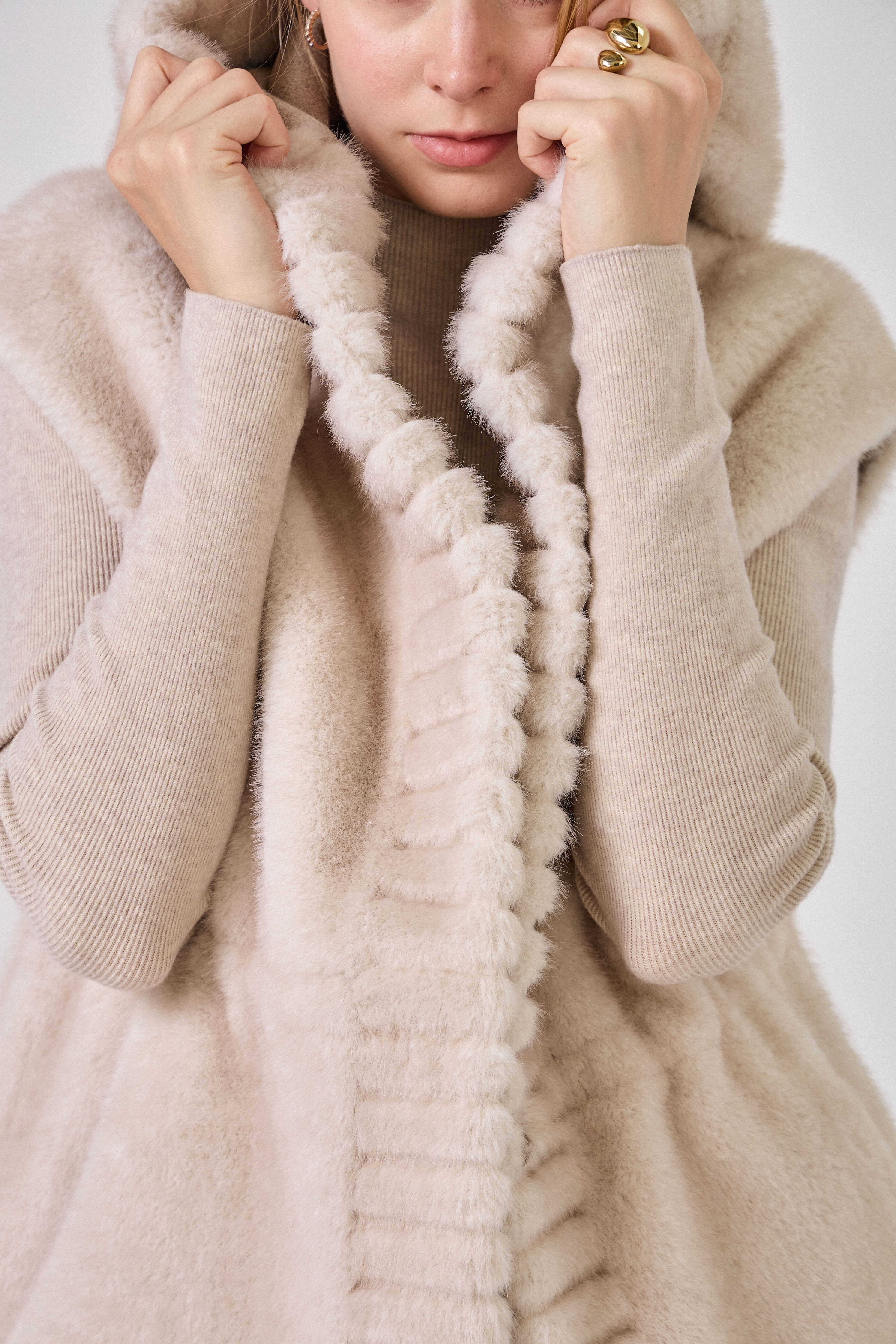 Texture douce et épaisse de la fausse fourrure beige du gilet sans manche CANDICE Escandelle Paris
#couleur_écru