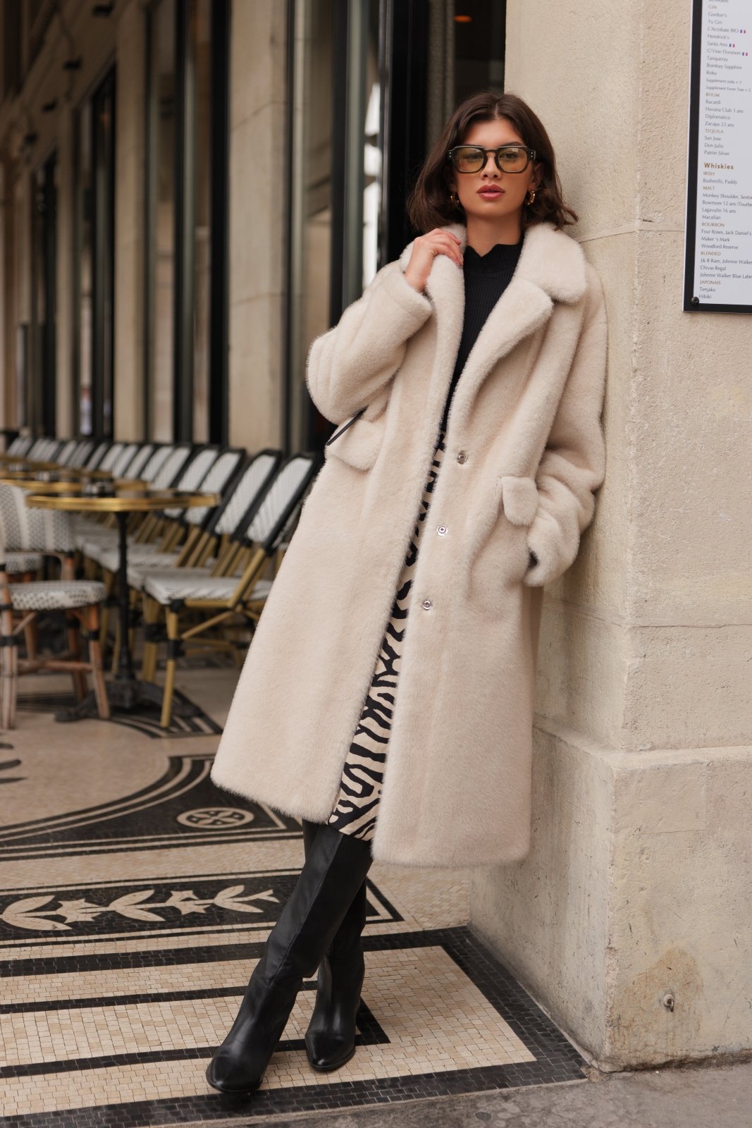 EUGENIE - Manteau Écru - Escandelle (Vue de face - silhouette entière)
#couleur_écru