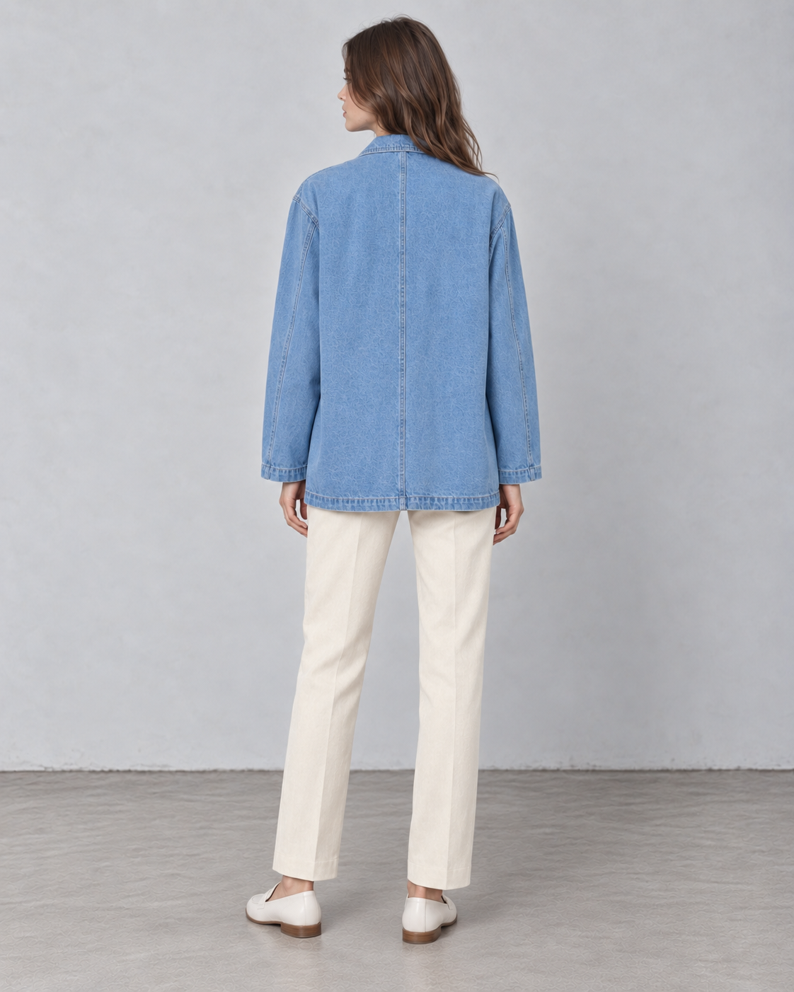 GABRIEL veste mi-longue denim oversize col chemise poches bleu clair femme - Escandelle Paris (gros plan détails matière)
#couleur_bleuclair