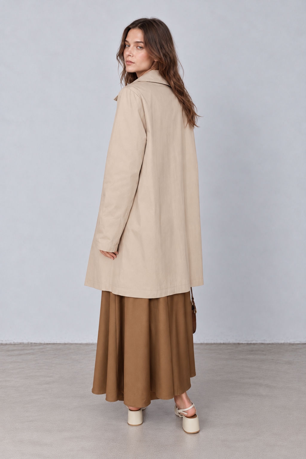 CAMILLE trench long coton déperlant coupe droite col tailleur beige femme - Escandelle Paris (profil gauche)
#couleur_beige