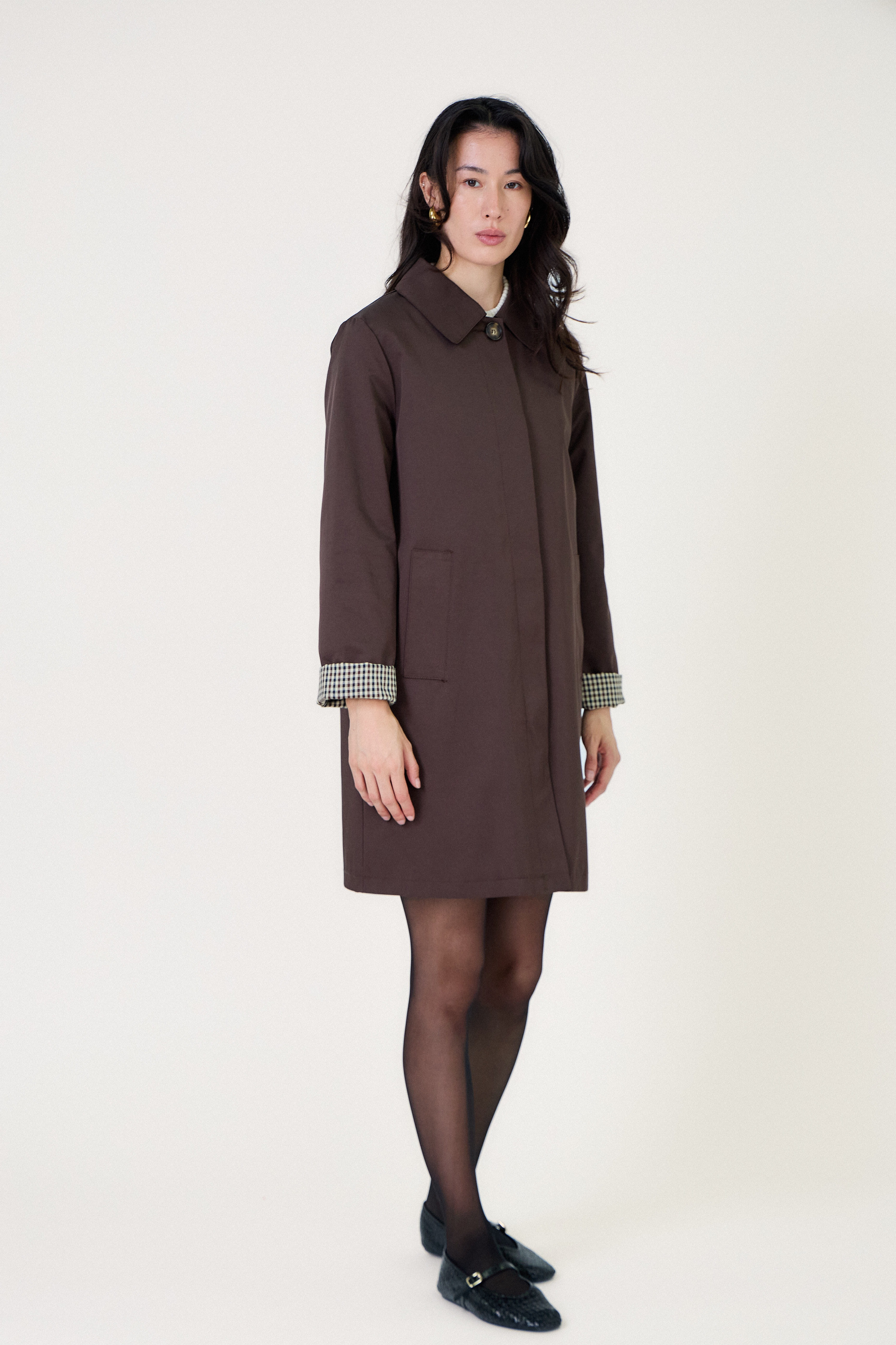 Manteau trench LESLEY Escandelle – vue de profil droit – coupe droite et finitions soignées
#couleur_choco
