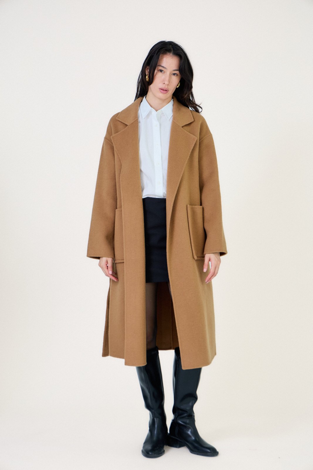 NOVA - Manteau Camel - Escandelle (Vue de face - silhouette entière - manteau ouvert)