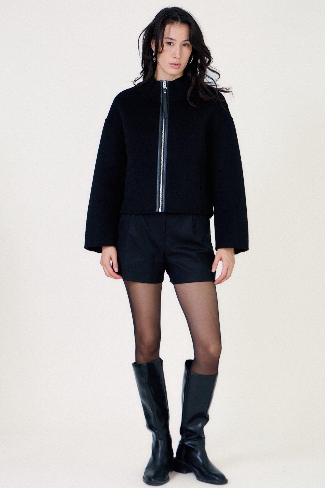 WILLOW - Veste Noir - Escandelle (Vue de face - silhouette entière)
#couleur_noir